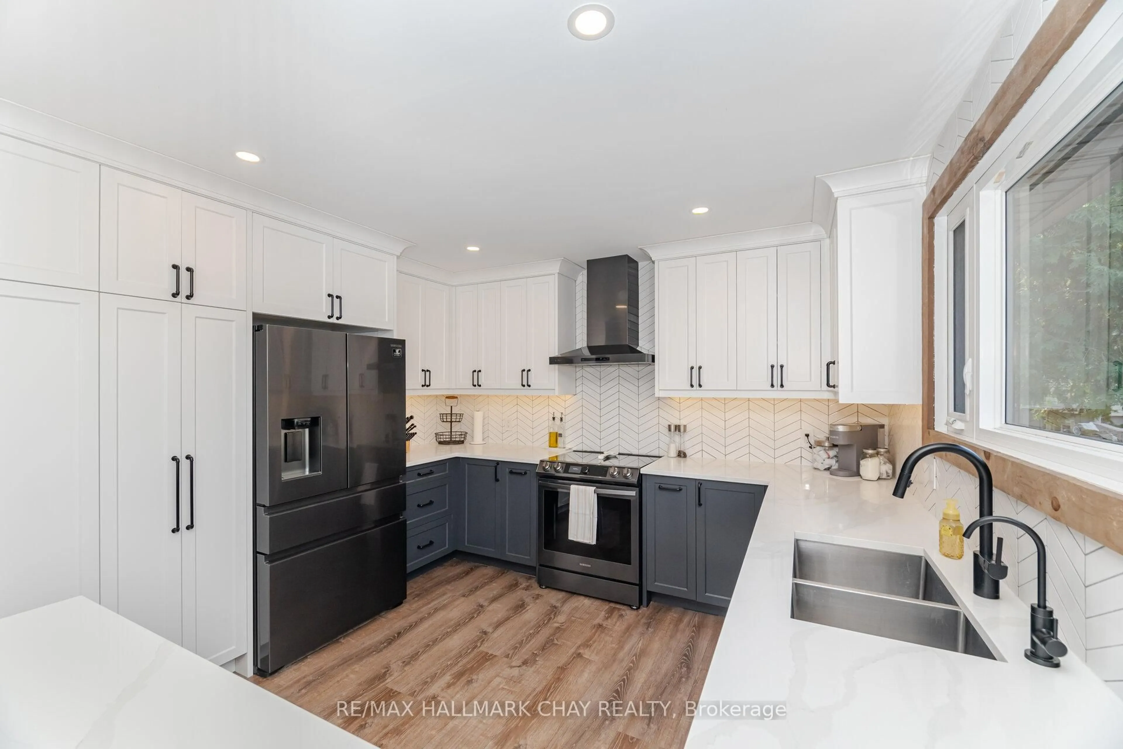 Open concept kitchen, unknown for 731 Pinegrove Ave, Innisfil Ontario L9S 2K3