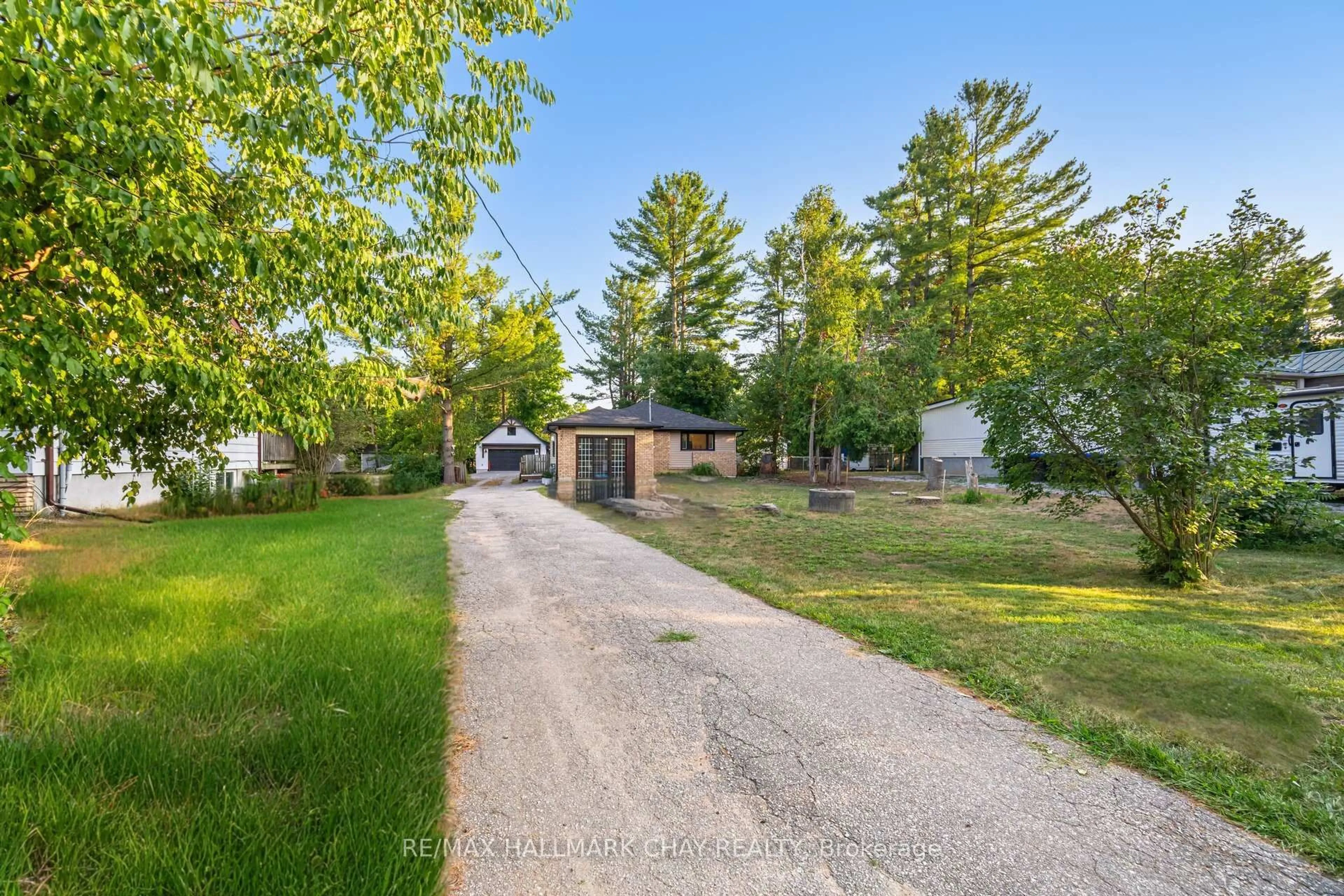 A pic from outside/outdoor area/front of a property/back of a property/a pic from drone, street for 731 Pinegrove Ave, Innisfil Ontario L9S 2K3