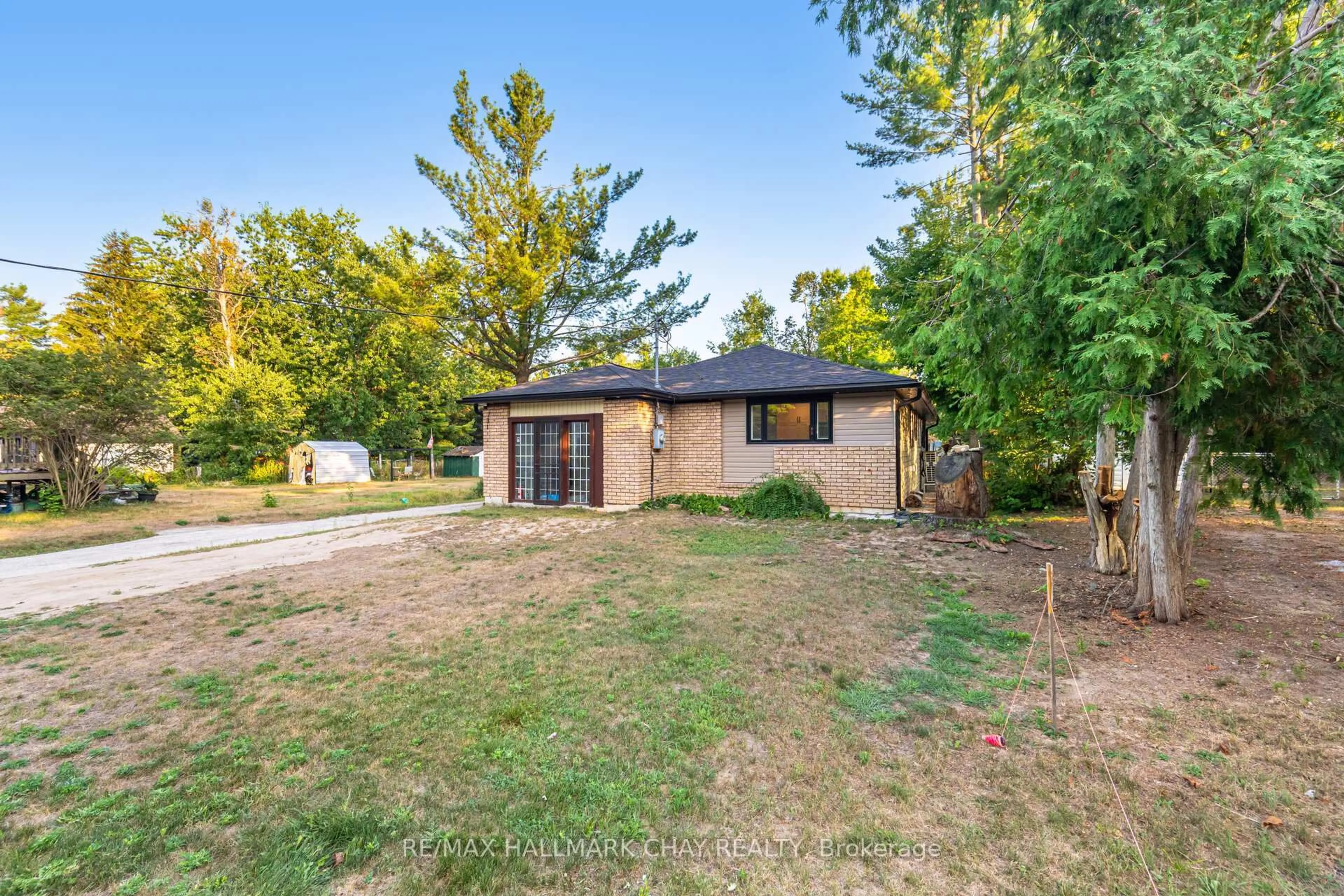 A pic from outside/outdoor area/front of a property/back of a property/a pic from drone, street for 731 Pinegrove Ave, Innisfil Ontario L9S 2K3