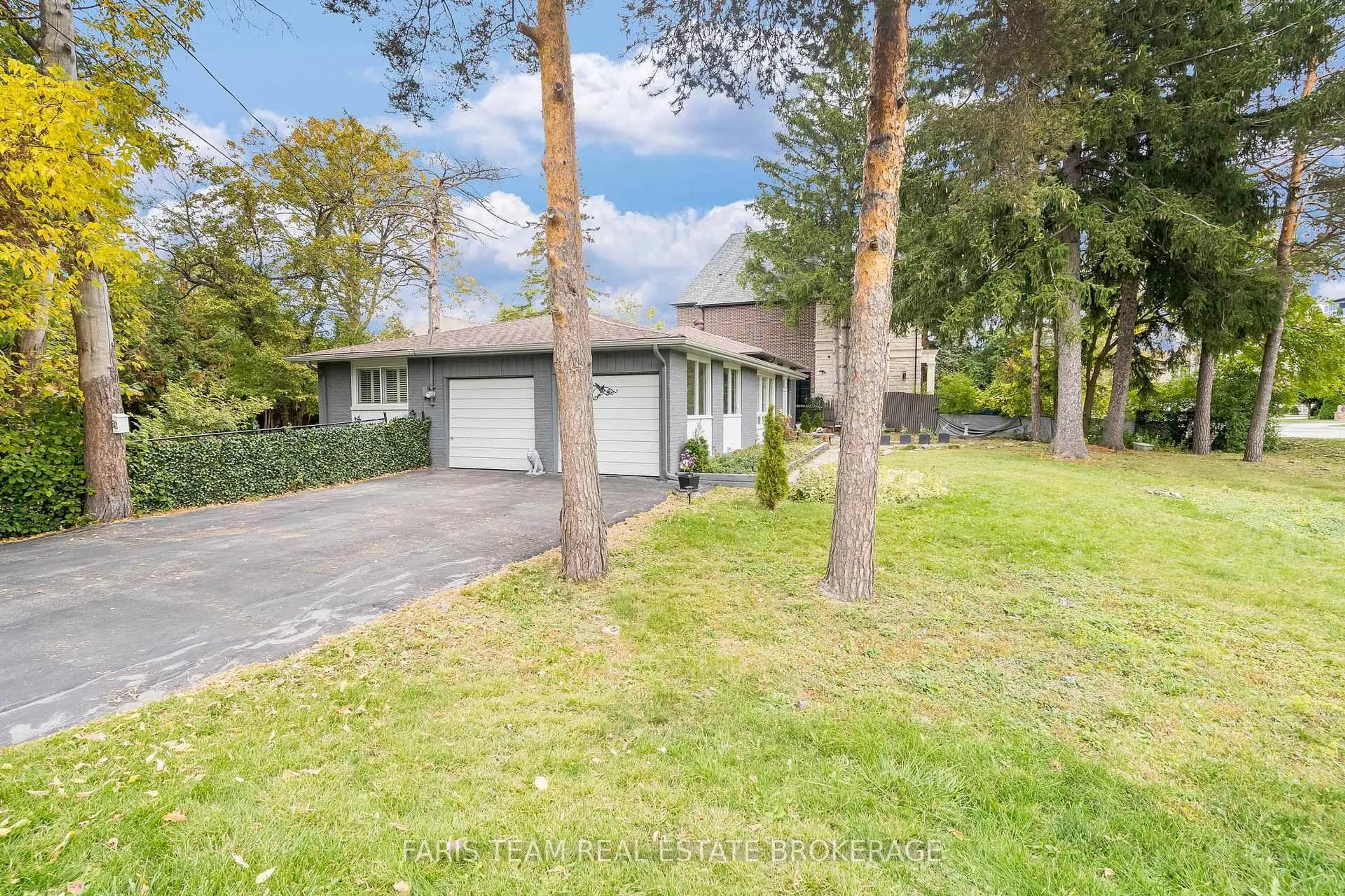 A pic from outside/outdoor area/front of a property/back of a property/a pic from drone, street for 52 May Ave, Richmond Hill Ontario L4C 3S6