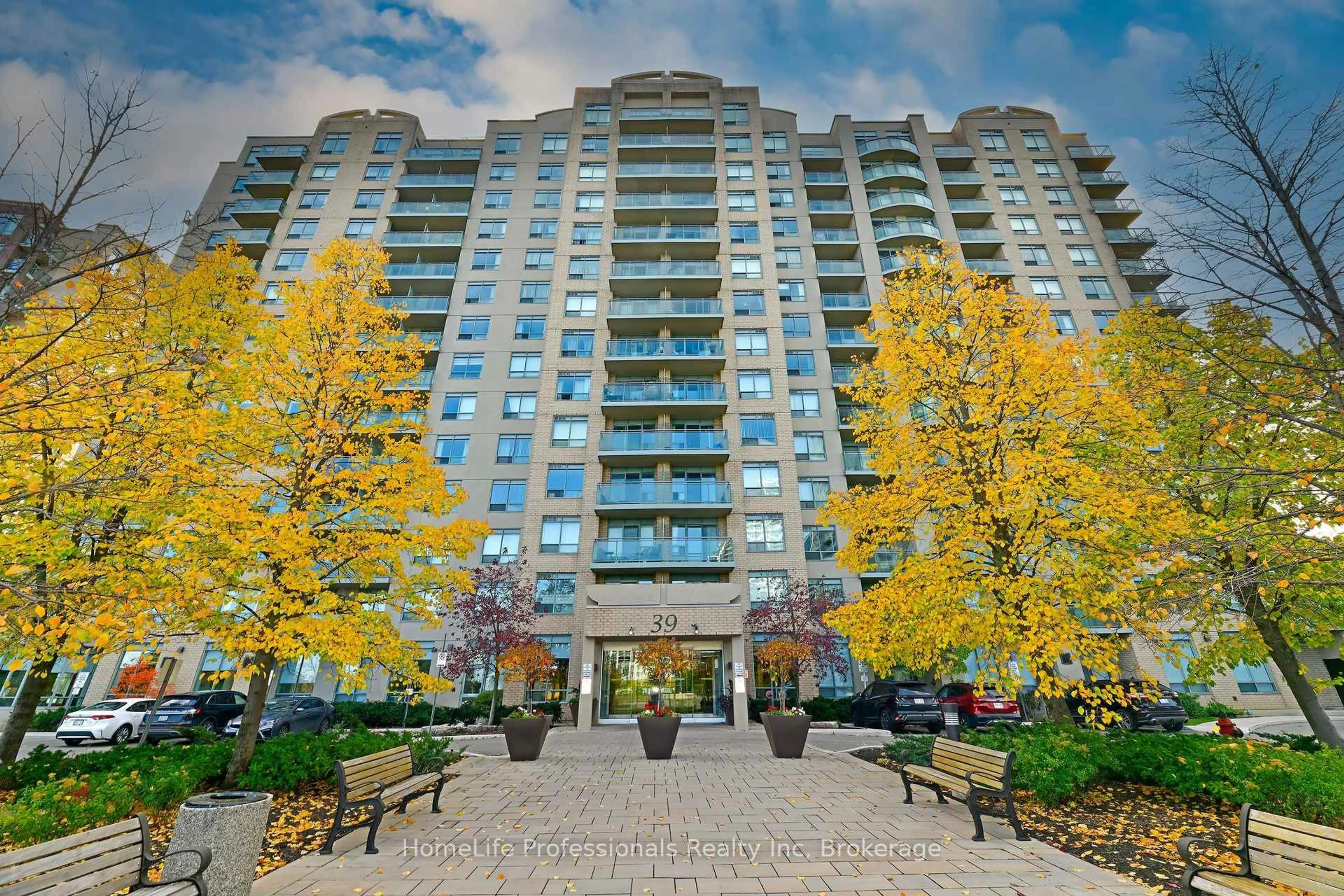 Patio, building for 39 Oneida Cres #PH 10, Richmond Hill Ontario L4B 4T9