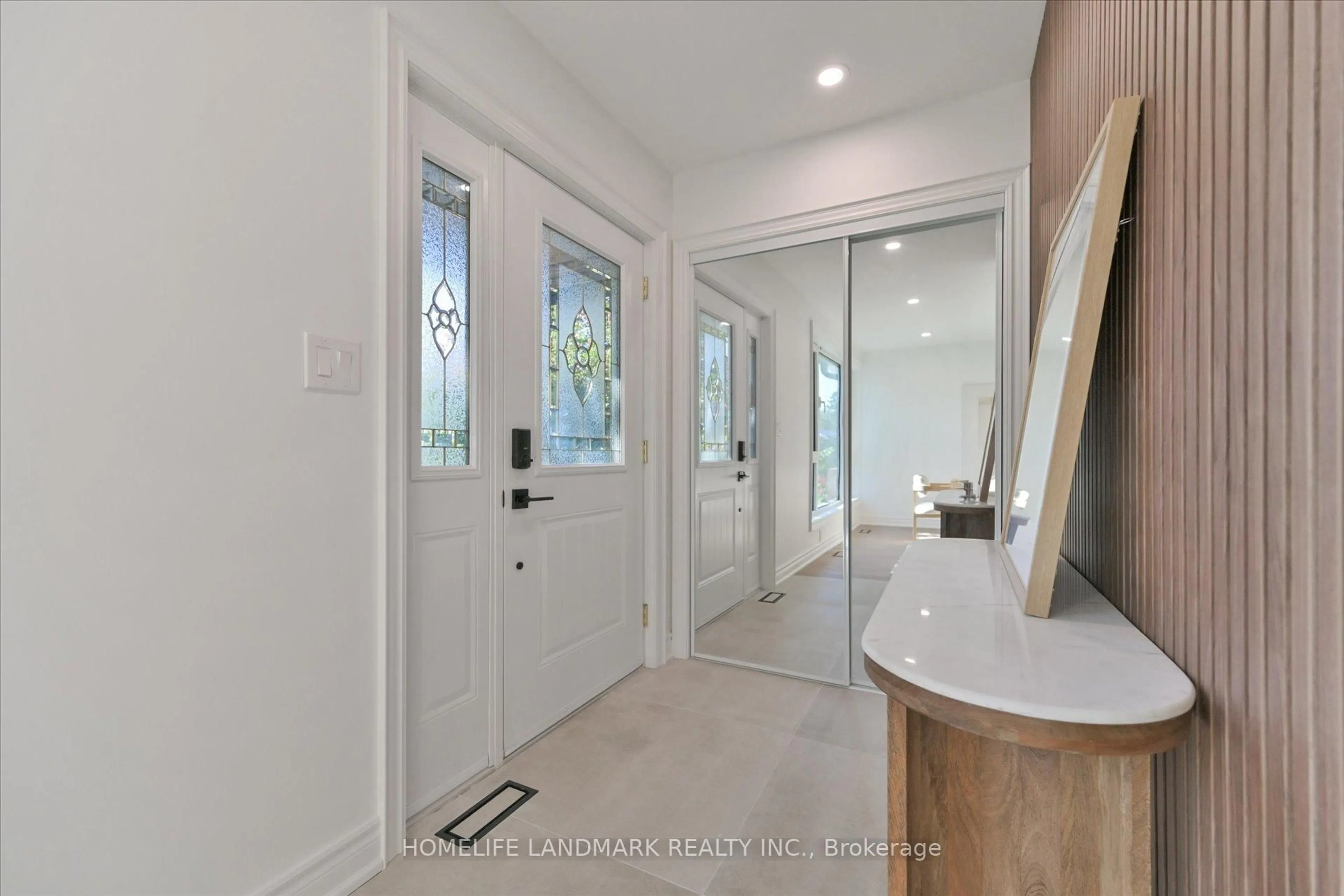 Indoor entryway for 421 Browndale Cres, Richmond Hill Ontario L4C 3H9