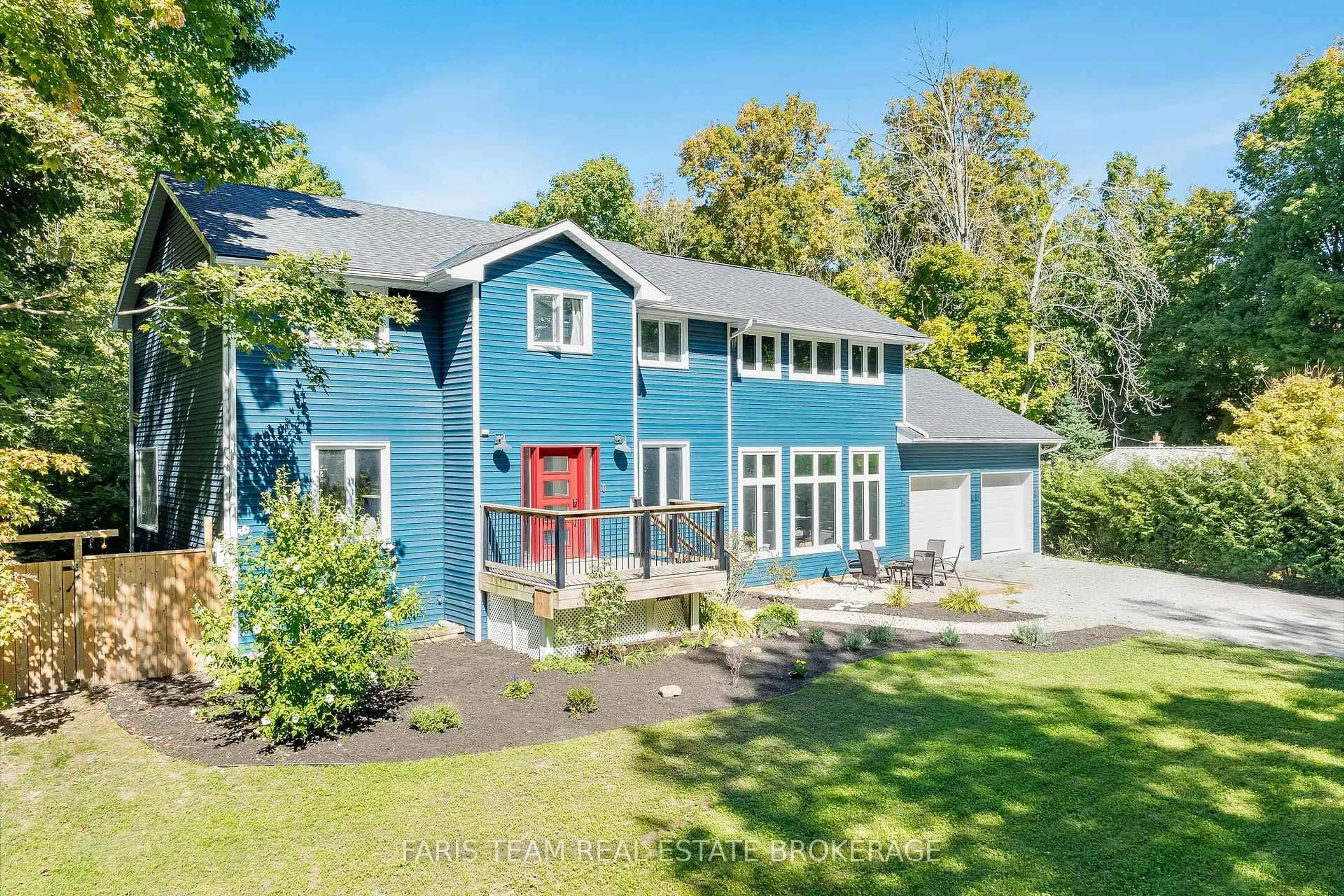 A pic from outside/outdoor area/front of a property/back of a property/a pic from drone, unknown for 1844 Oakwood Rd, Innisfil Ontario L9S 2W1