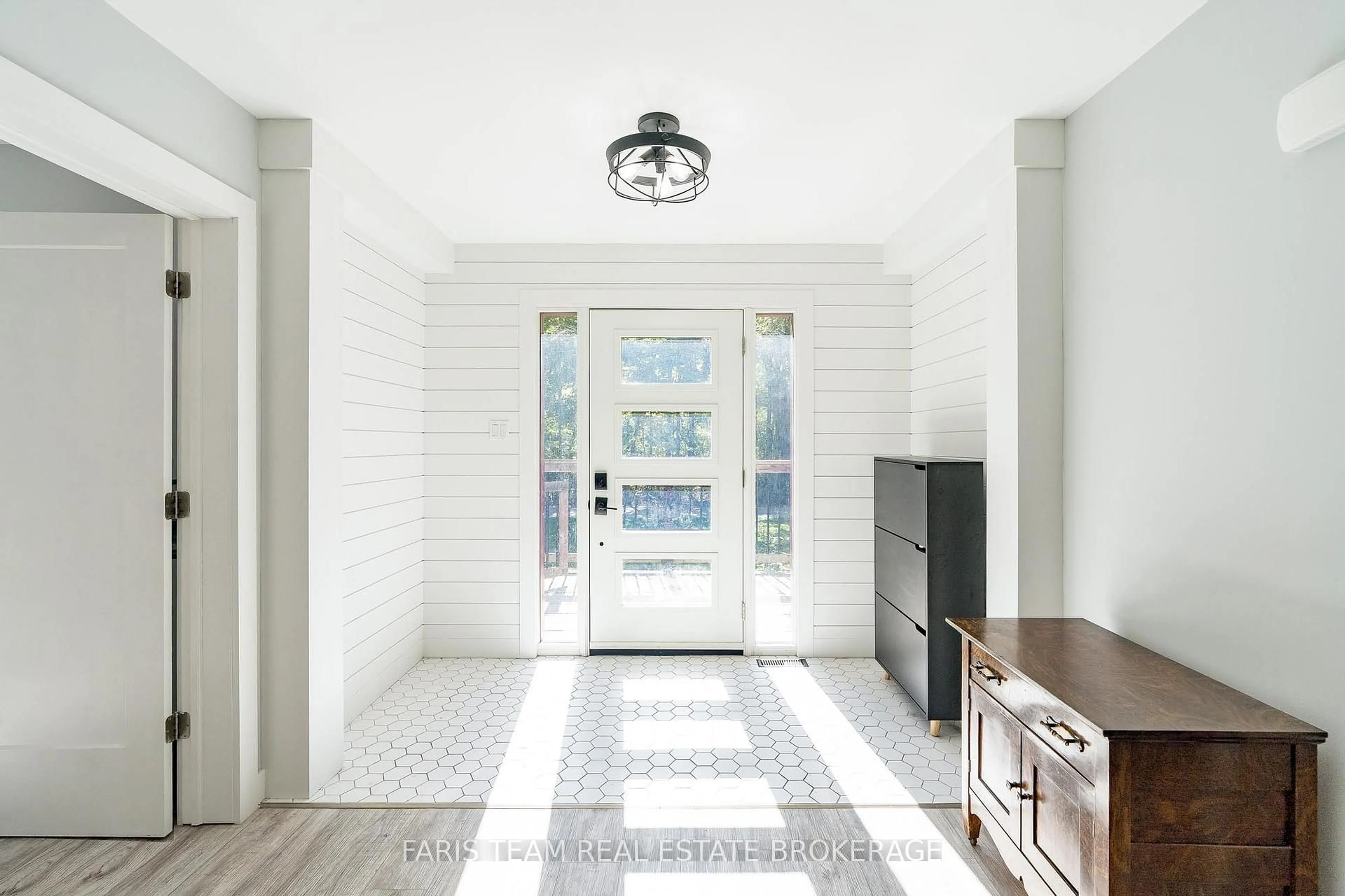 Indoor entryway for 1844 Oakwood Rd, Innisfil Ontario L9S 2W1