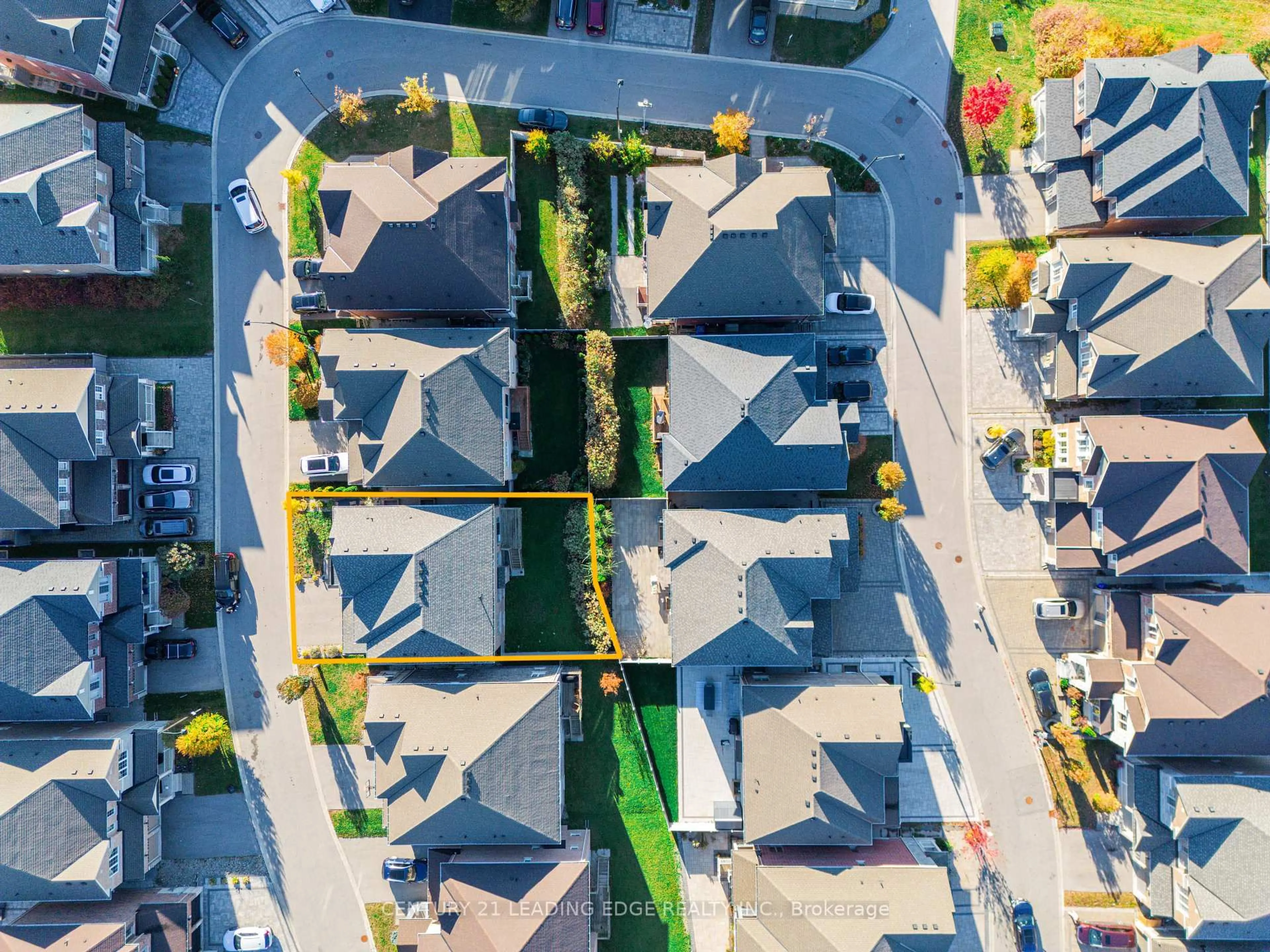 A pic from outside/outdoor area/front of a property/back of a property/a pic from drone, street for 63 Ken Sinclair Cres, Aurora Ontario L4G 3J1