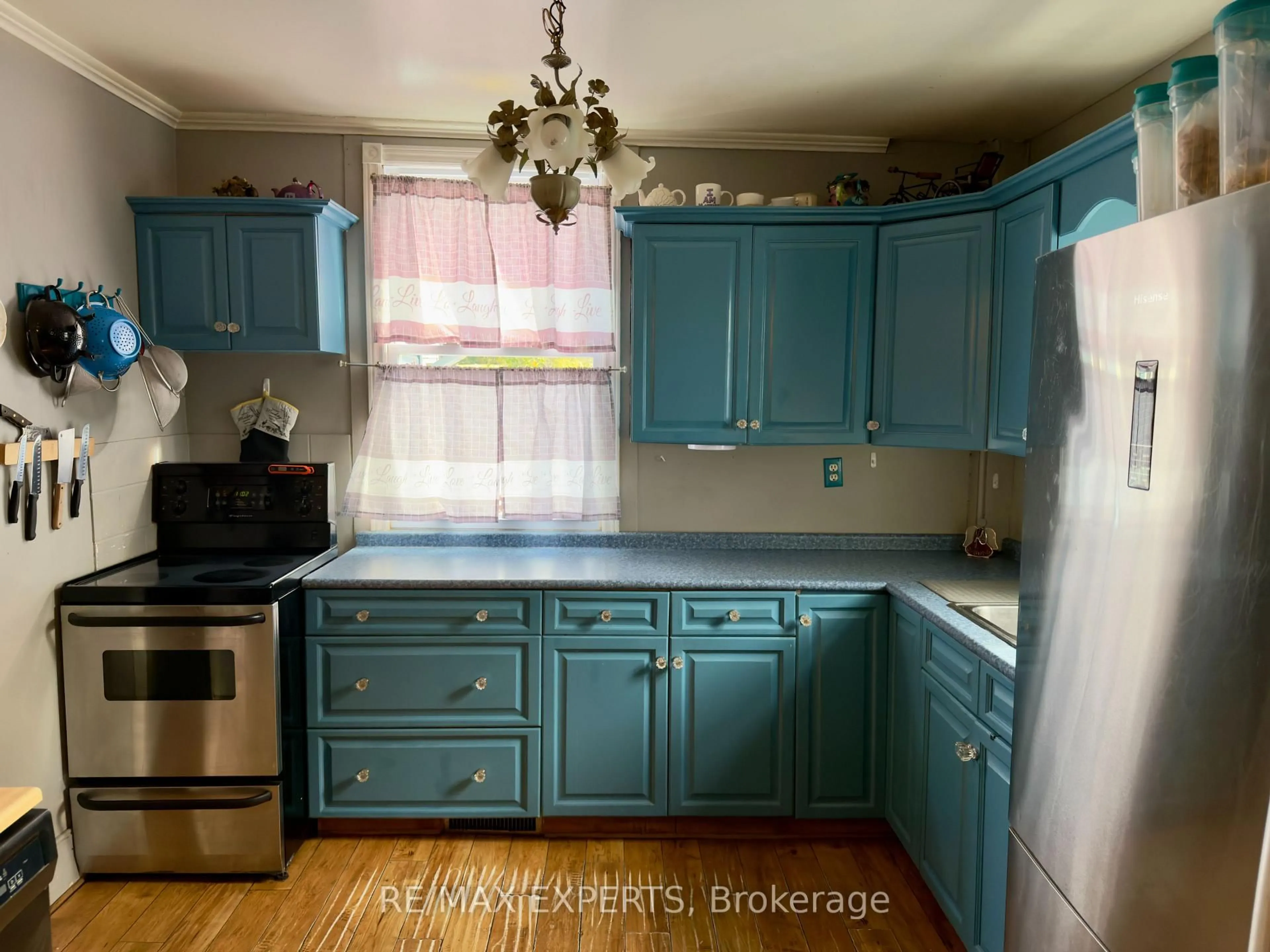 Standard kitchen, wood/laminate floor for 14155 27 Highway, King Ontario L0G 1T0