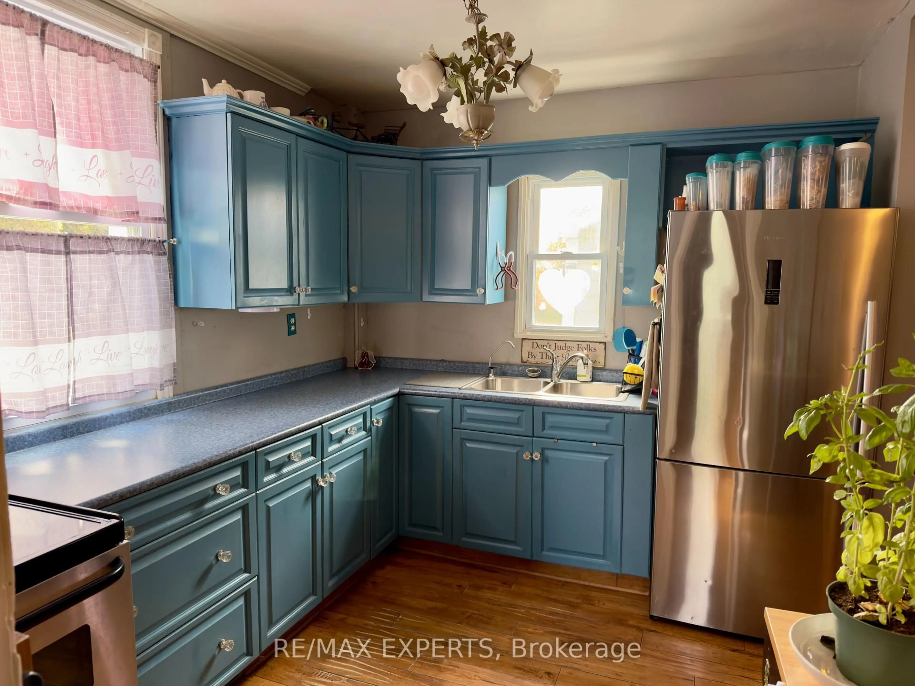 Standard kitchen, unknown for 14155 27 Highway, King Ontario L0G 1T0