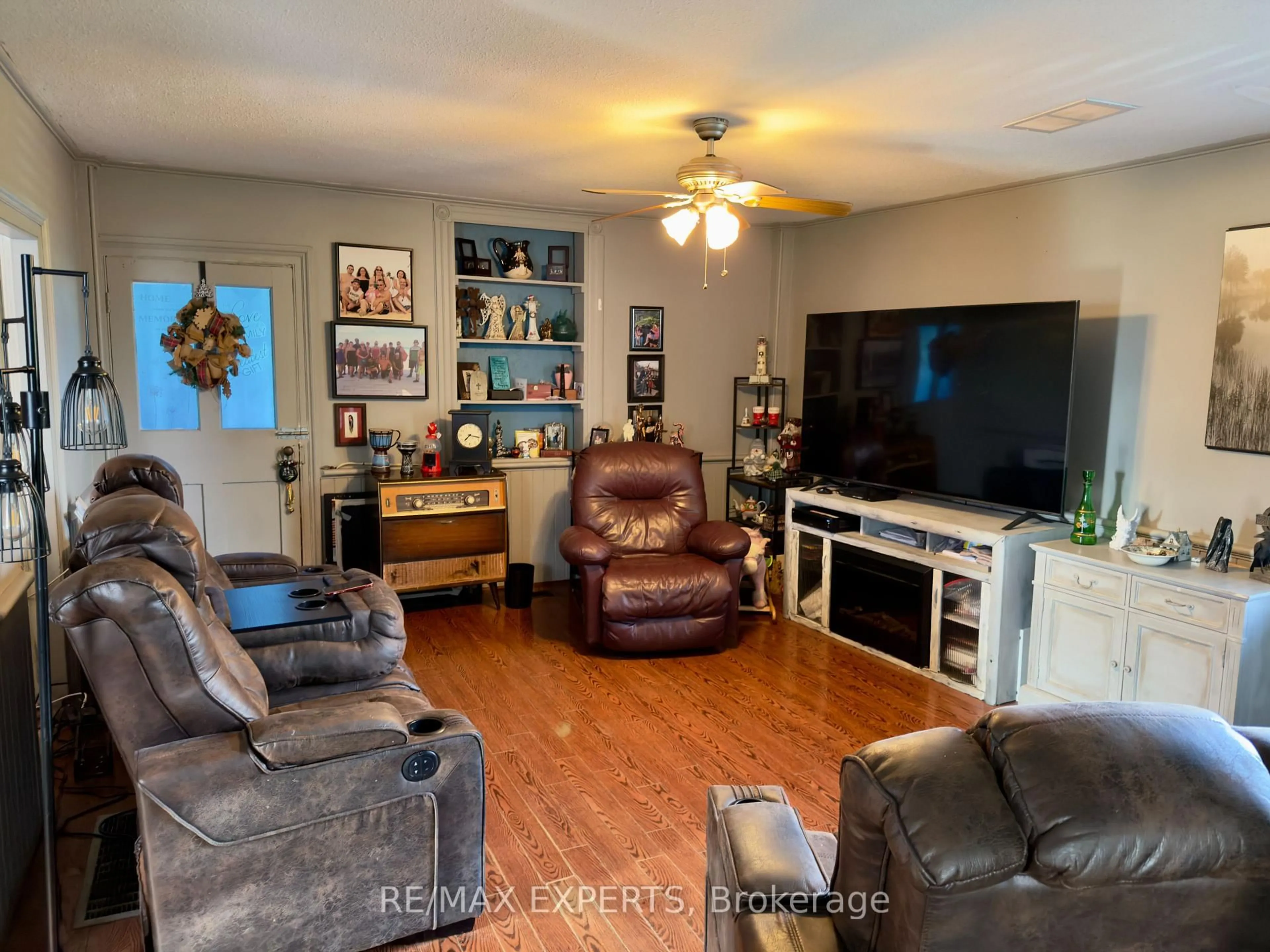 Living room with furniture, unknown for 14155 27 Highway, King Ontario L0G 1T0