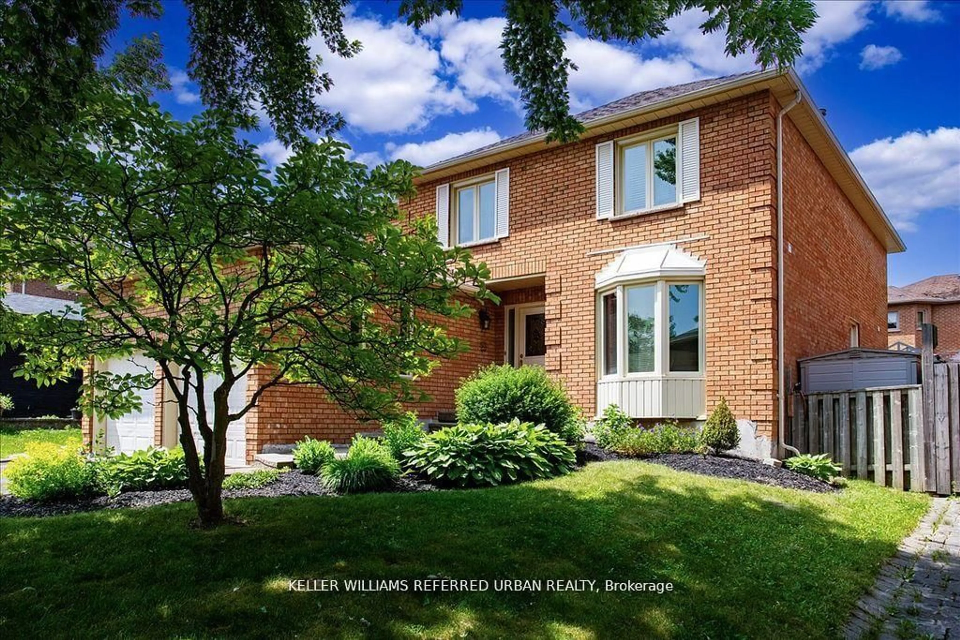 Home with brick exterior material, street for 32 Nelson Circ, Newmarket Ontario L3X 1R1