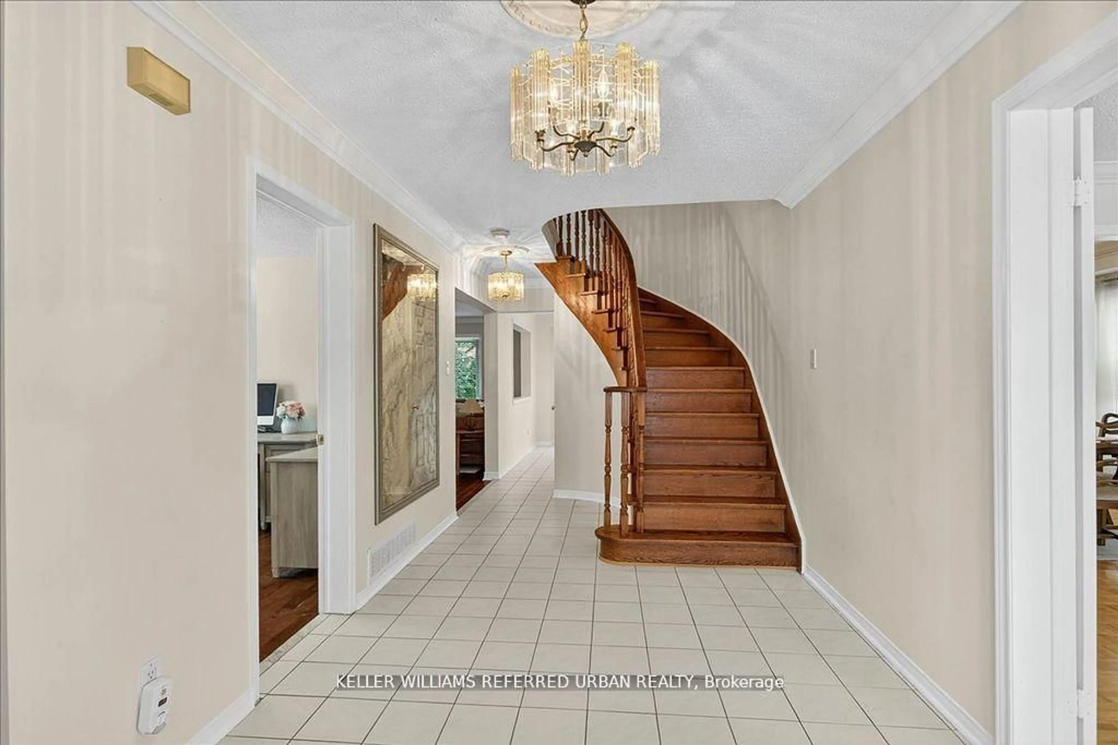 Indoor foyer for 32 Nelson Circ, Newmarket Ontario L3X 1R1