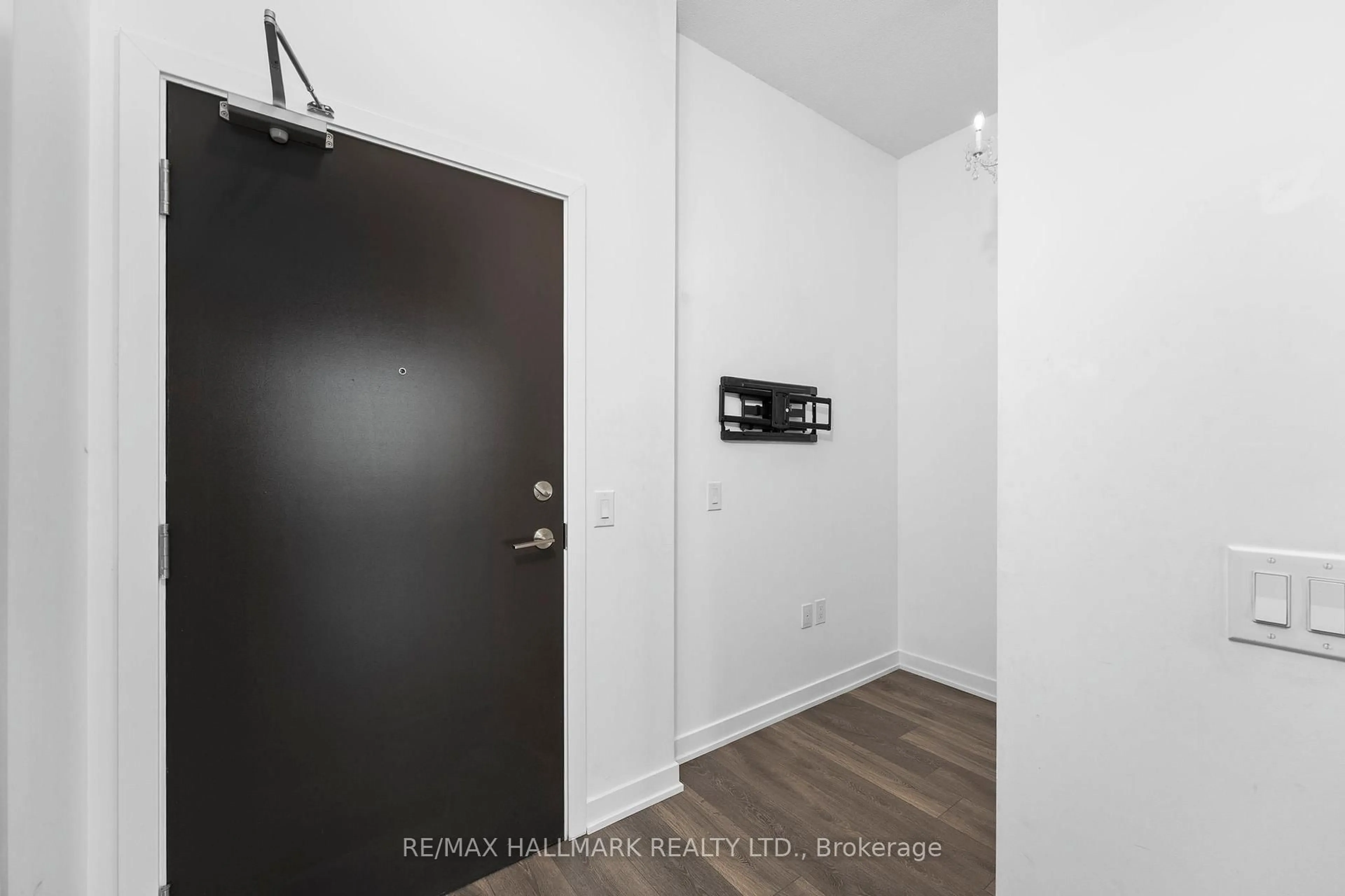 Indoor entryway for 60 Honeycrisp Cres #511, Vaughan Ontario L4K 0N5