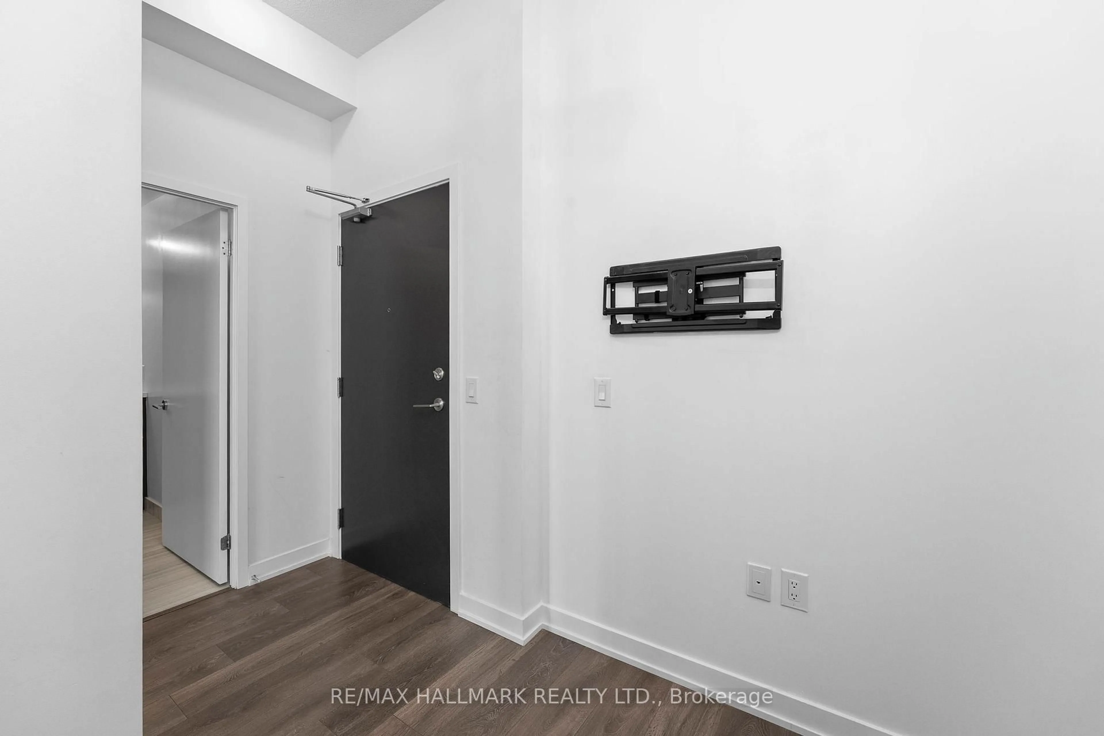 Indoor entryway for 60 Honeycrisp Cres #511, Vaughan Ontario L4K 0N5