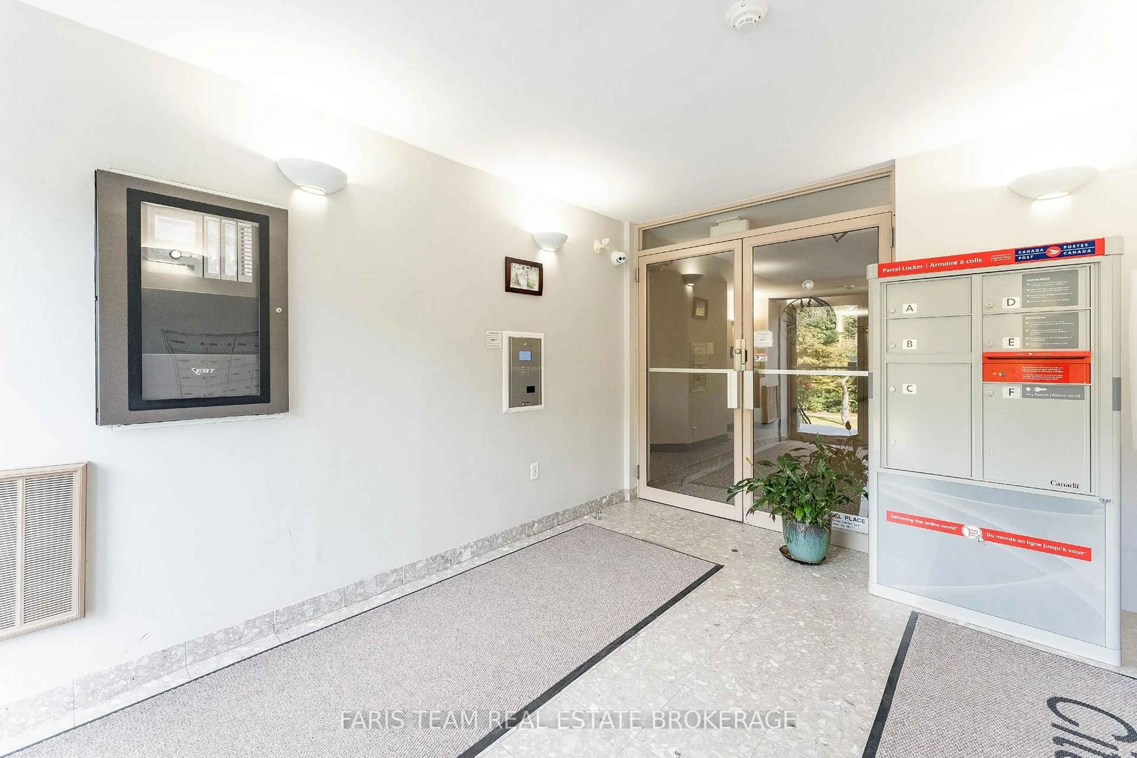 Indoor foyer for 85 Wellington St #307, Aurora Ontario L4G 2P2