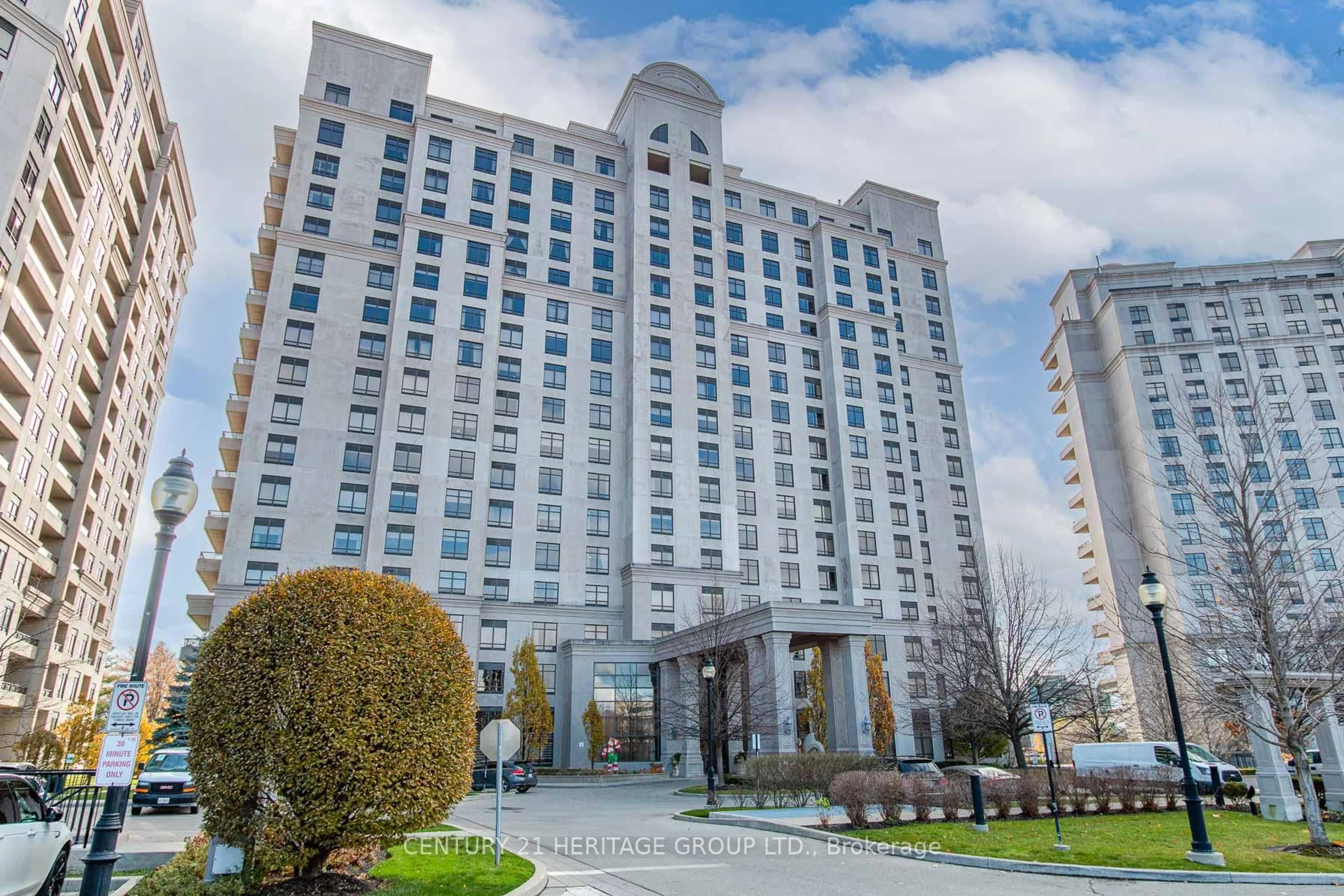 Indoor foyer for 9245 Jane St #615, Vaughan Ontario L6A 0J9