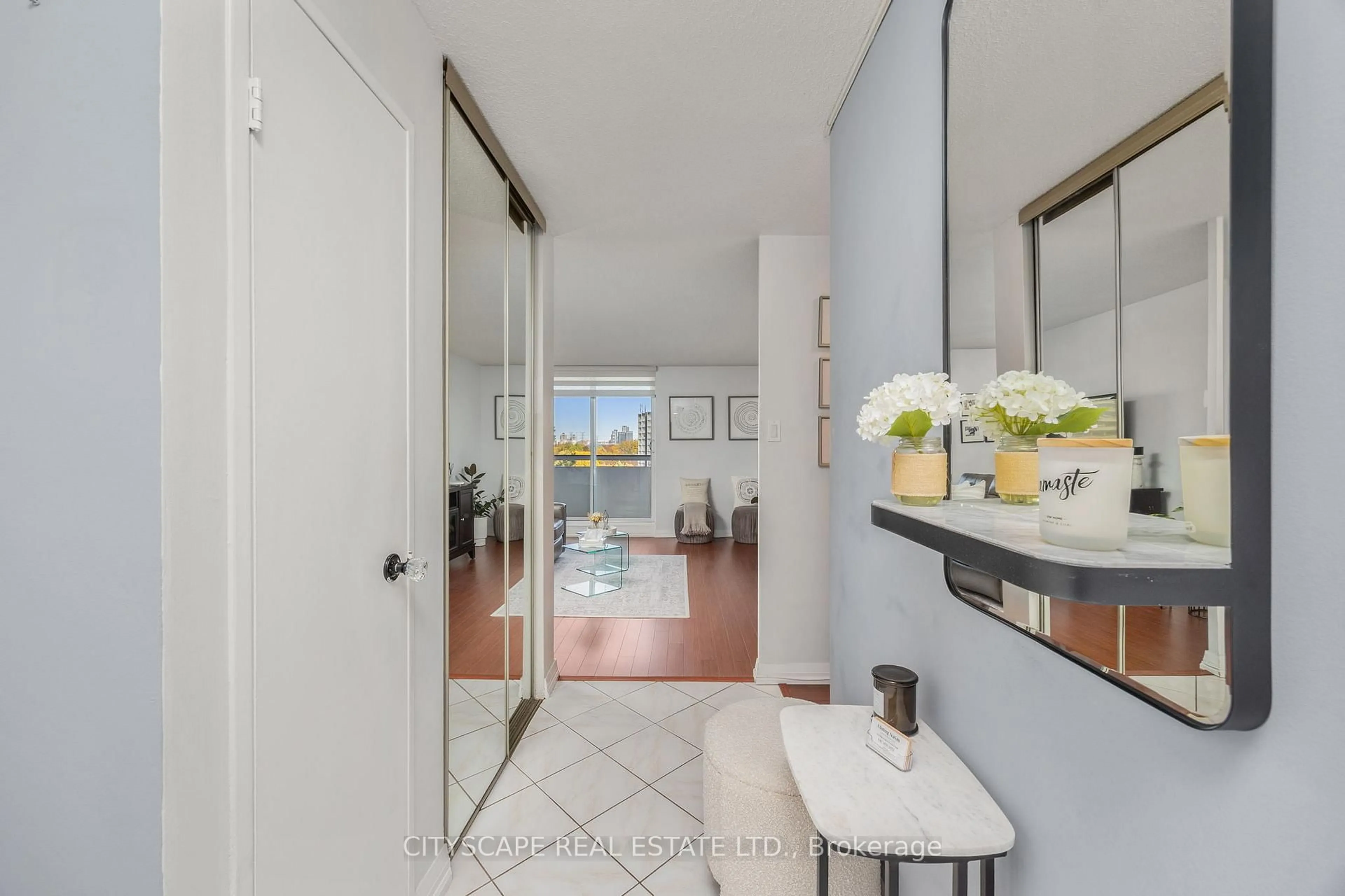 Indoor entryway for 1 Royal Orchard Blvd, Markham Ontario L3T 3C2