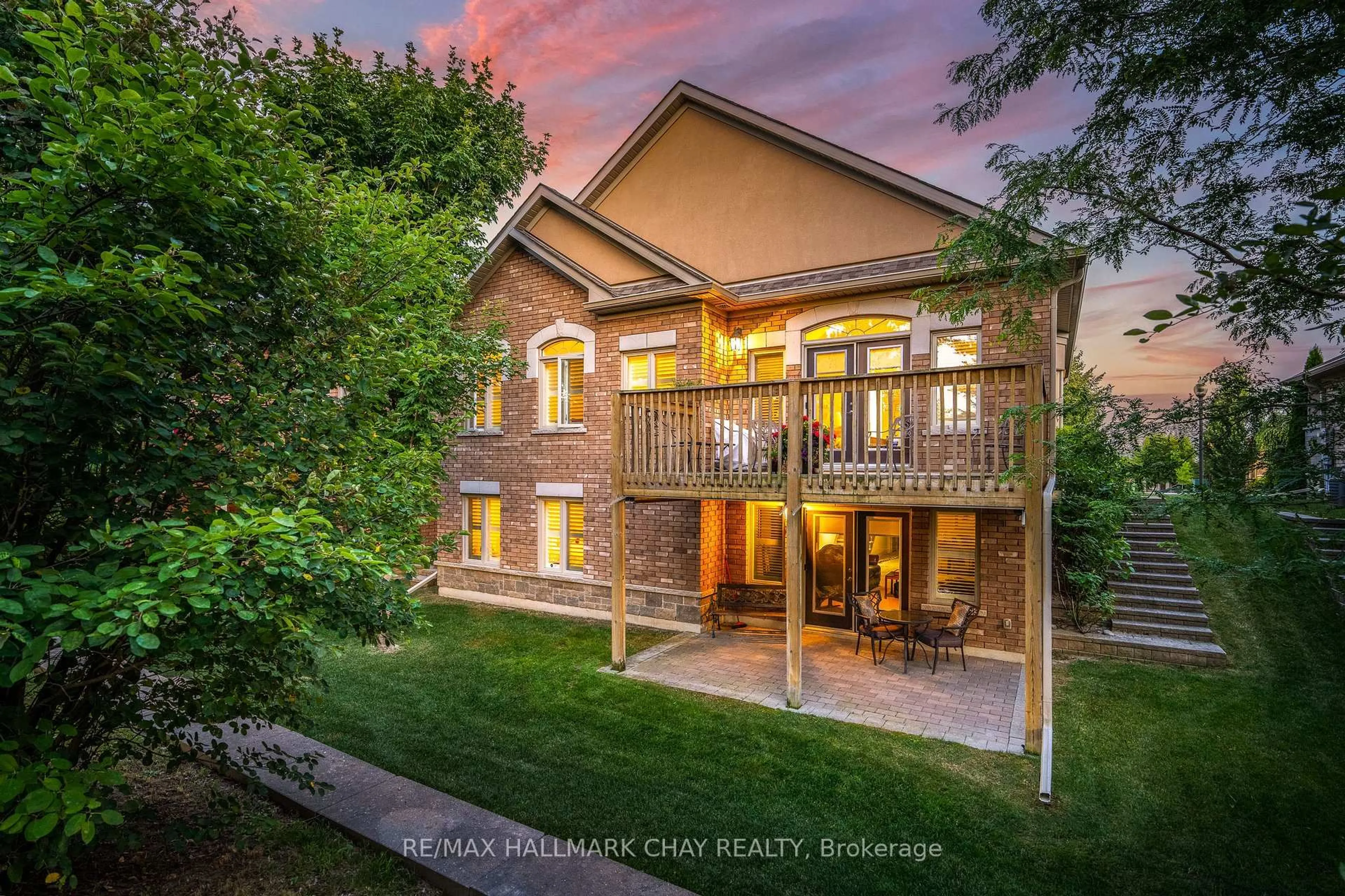 A pic from outside/outdoor area/front of a property/back of a property/a pic from drone, unknown for 199 Ridge Way, New Tecumseth Ontario L9R 0K5