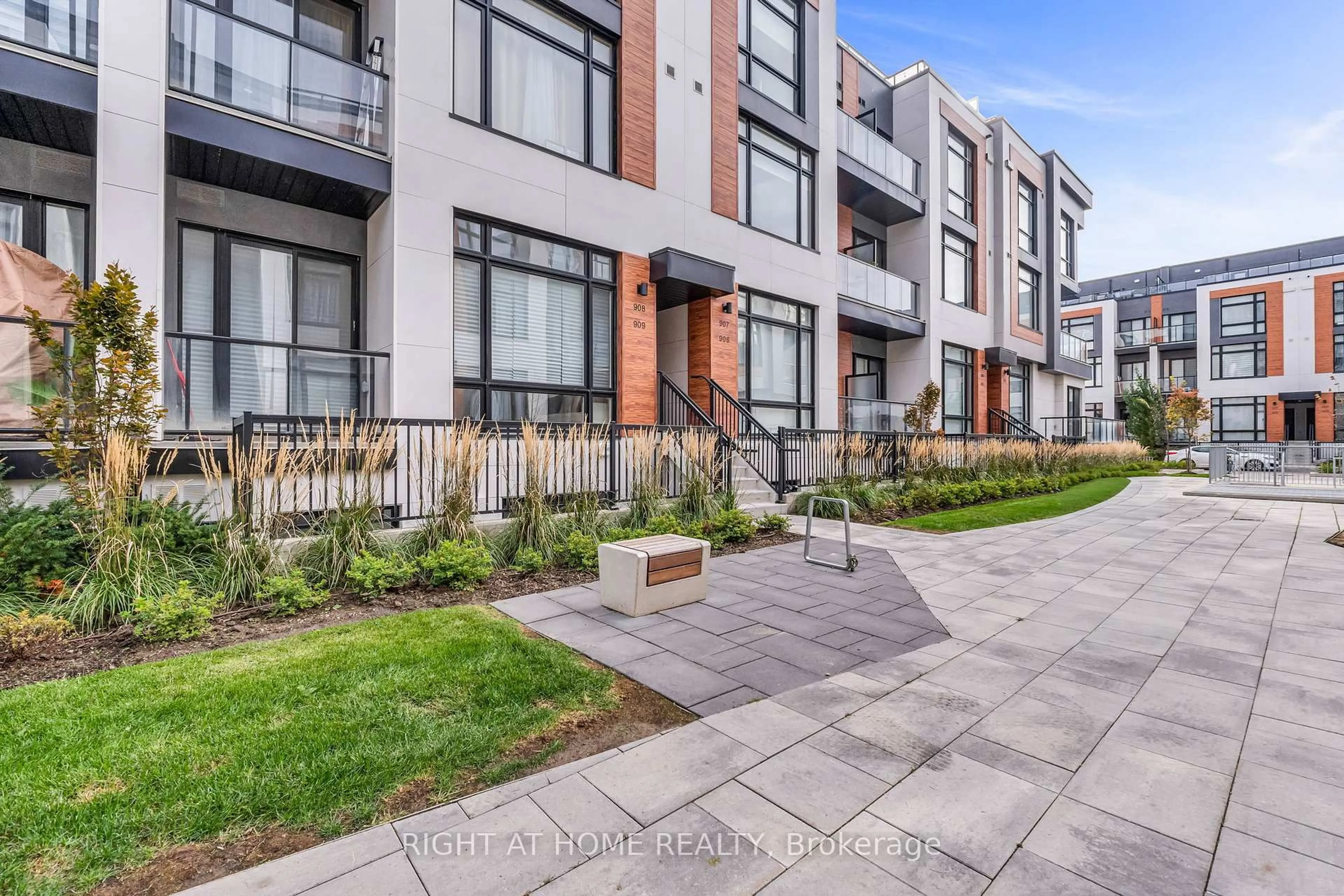 Unknown for 2 Steckley House Lane #907, Richmond Hill Ontario L4S 0N4