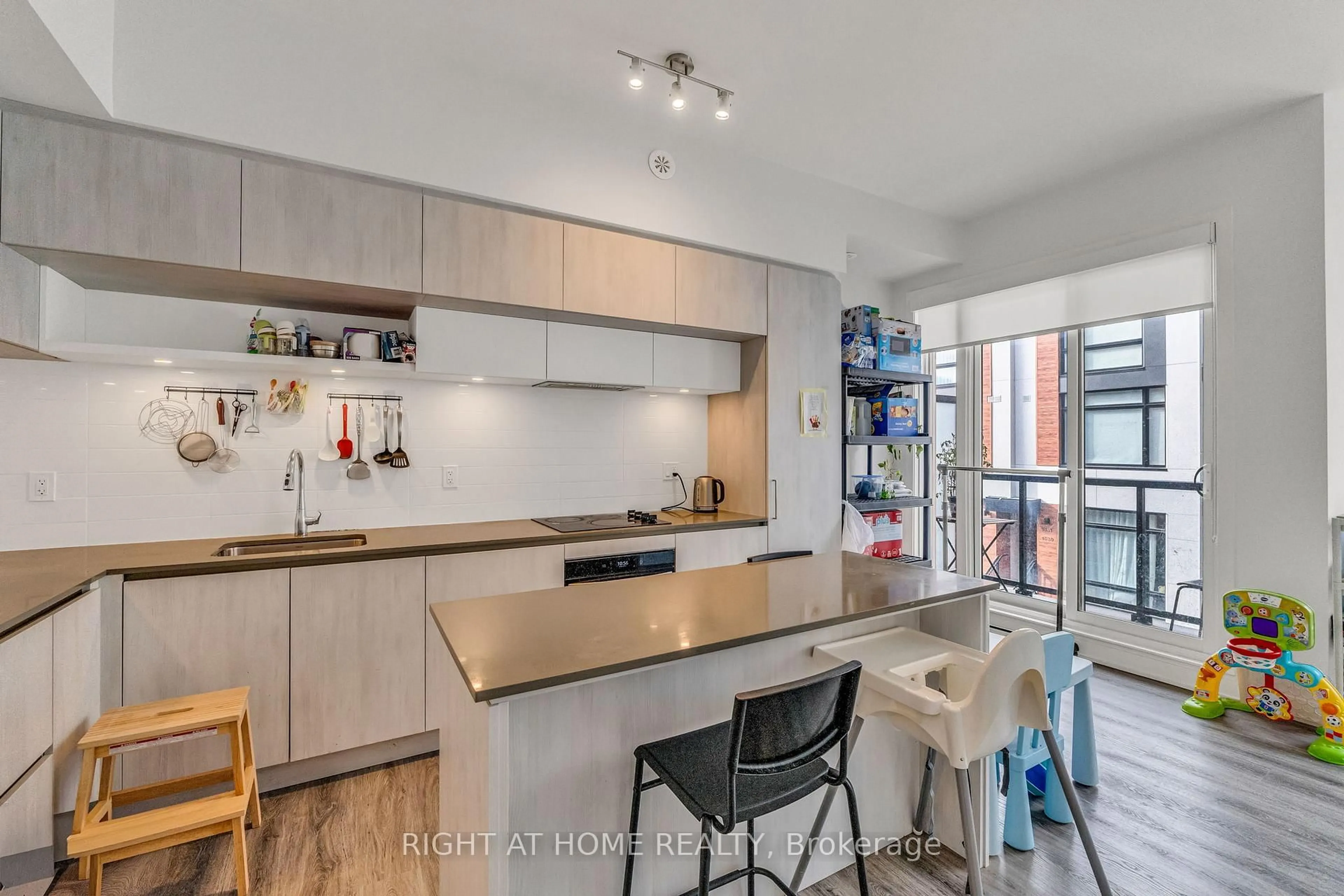 Contemporary kitchen, unknown for 2 Steckley House Lane #907, Richmond Hill Ontario L4S 0N4