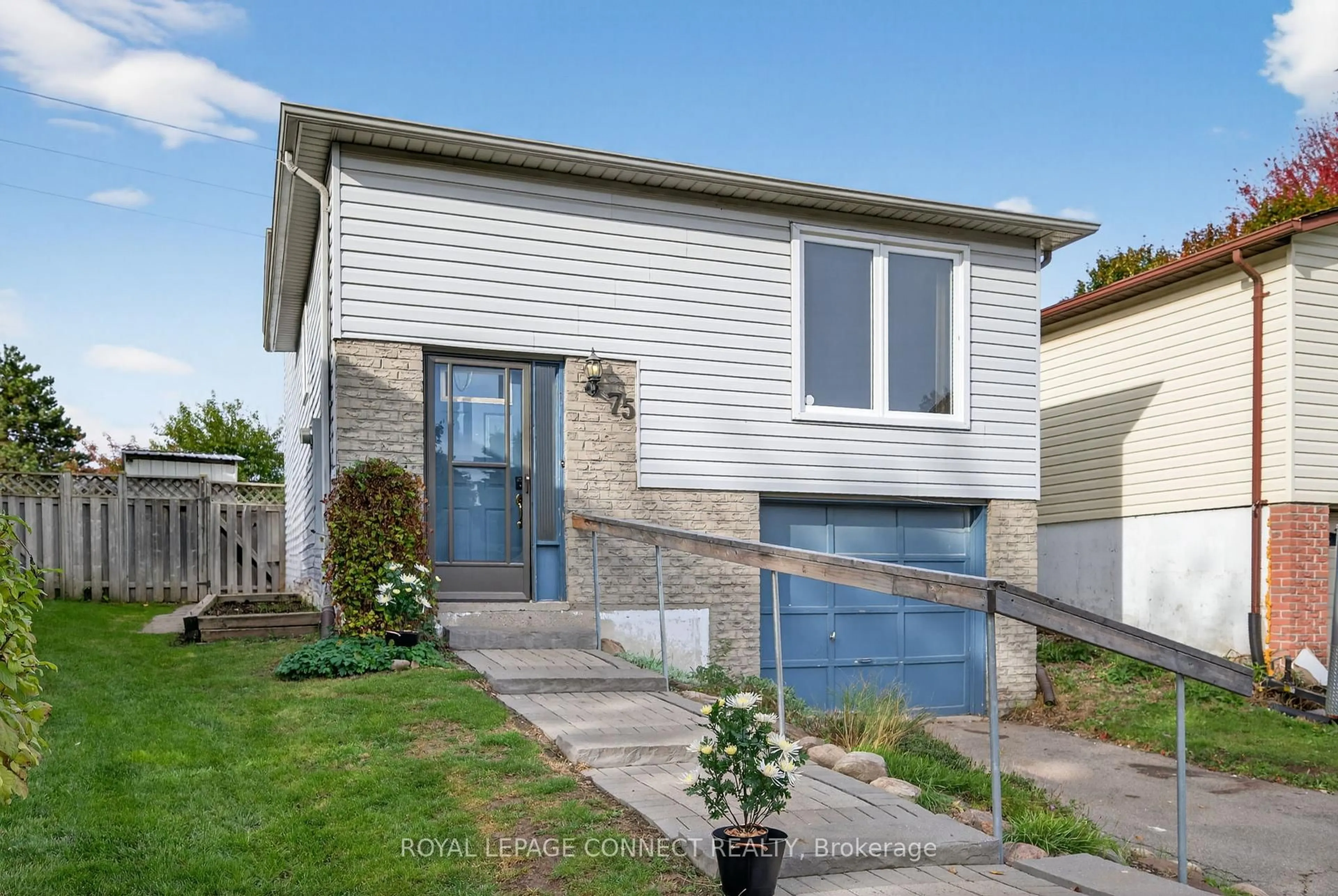 Home with vinyl exterior material, street for 75 Hudson Cres, Bradford West Gwillimbury Ontario L3Z 2K1