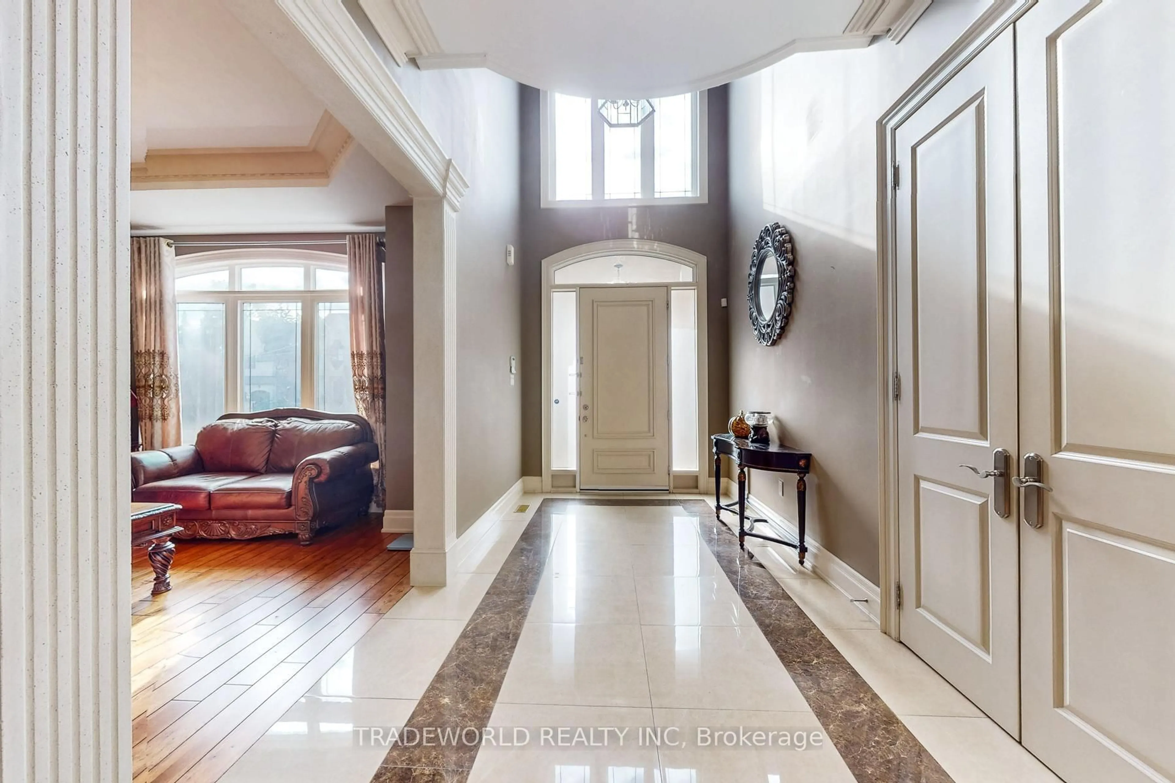 Indoor foyer for 190 Duncan Rd, Richmond Hill Ontario L4C 6J9