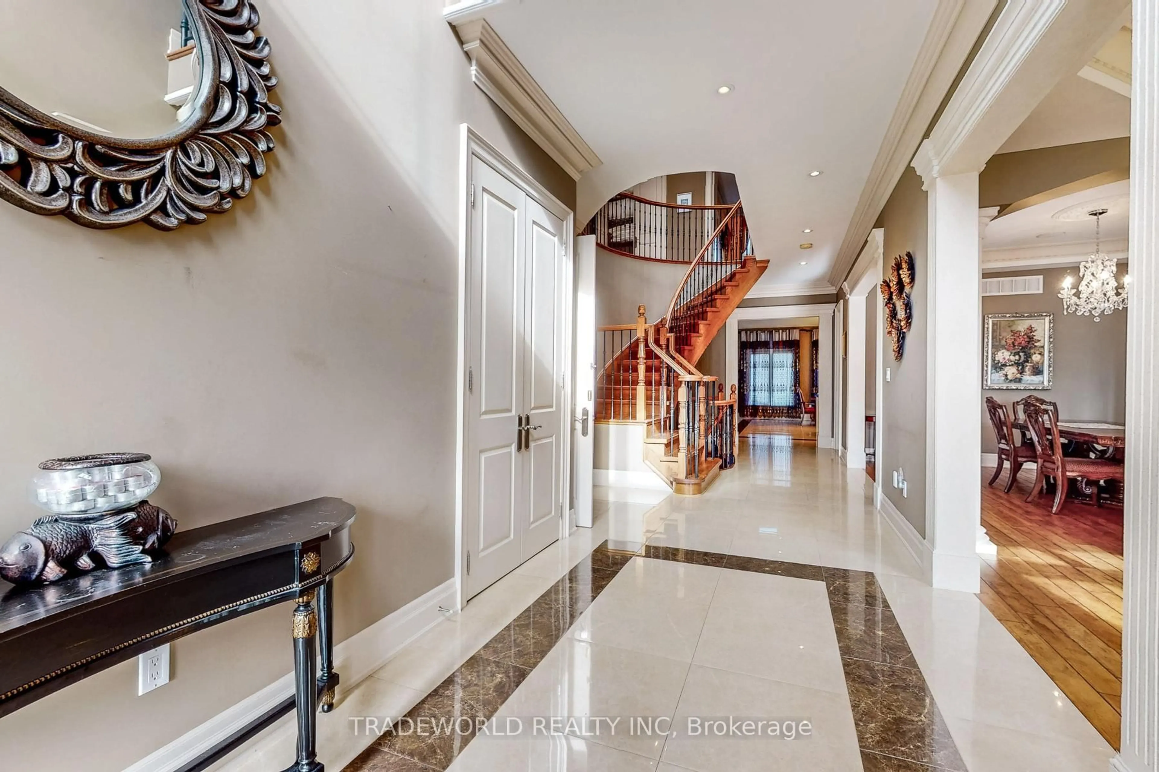 Indoor foyer for 190 Duncan Rd, Richmond Hill Ontario L4C 6J9