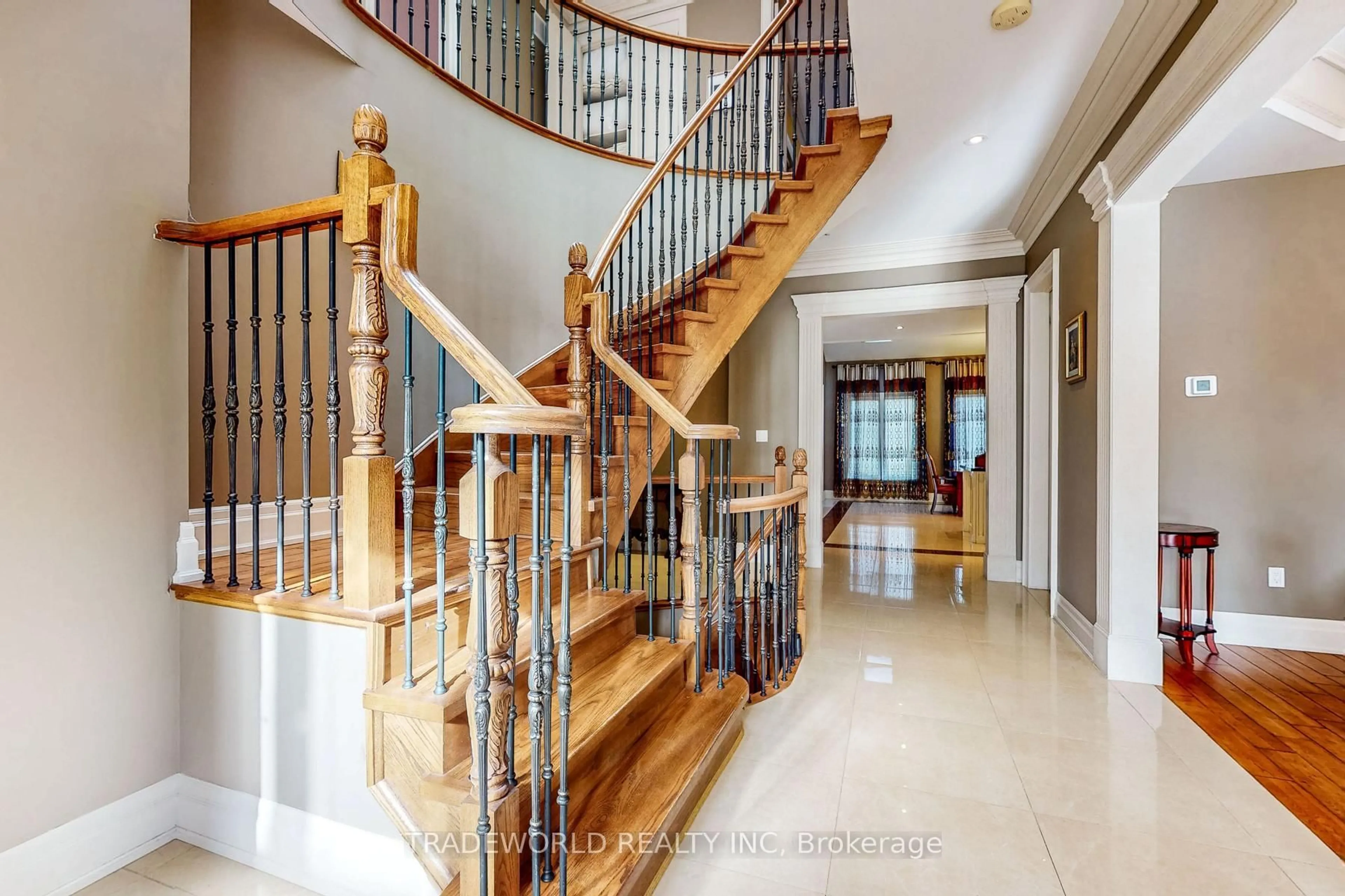 Indoor foyer for 190 Duncan Rd, Richmond Hill Ontario L4C 6J9