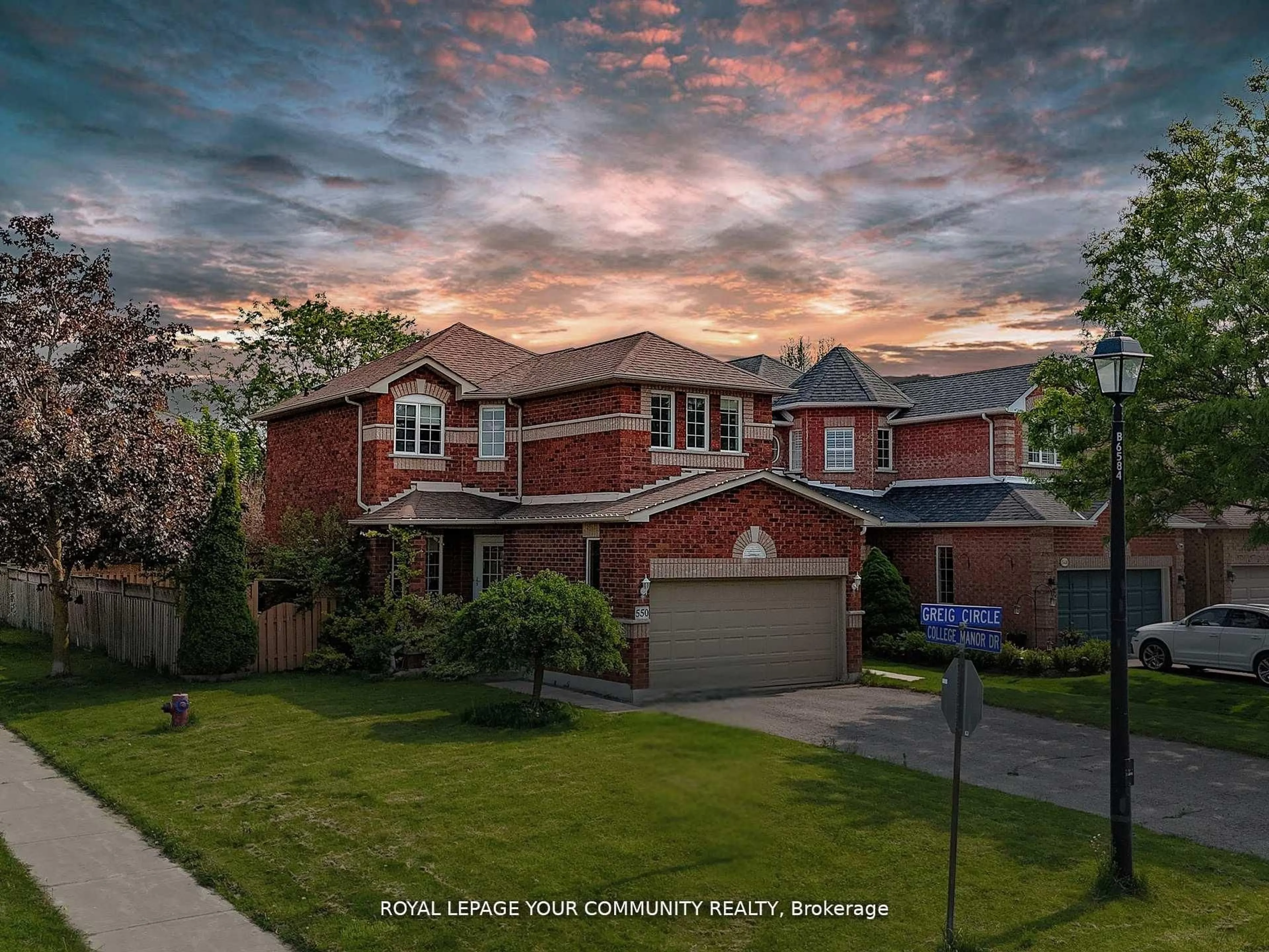 A pic from outside/outdoor area/front of a property/back of a property/a pic from drone, street for 550 Greig Circ, Newmarket Ontario L3Y 8S6