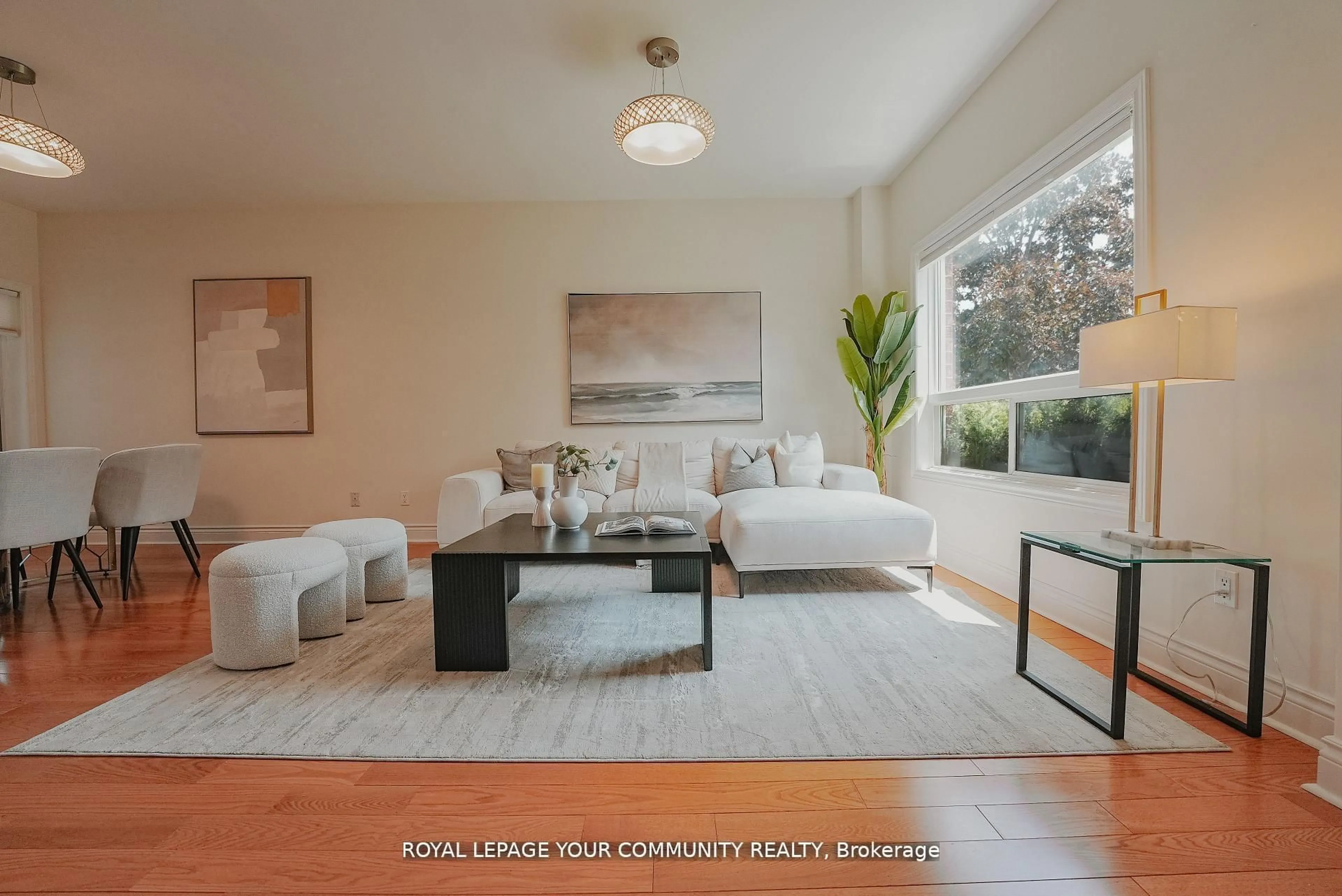 Living room with furniture, unknown for 550 Greig Circ, Newmarket Ontario L3Y 8S6