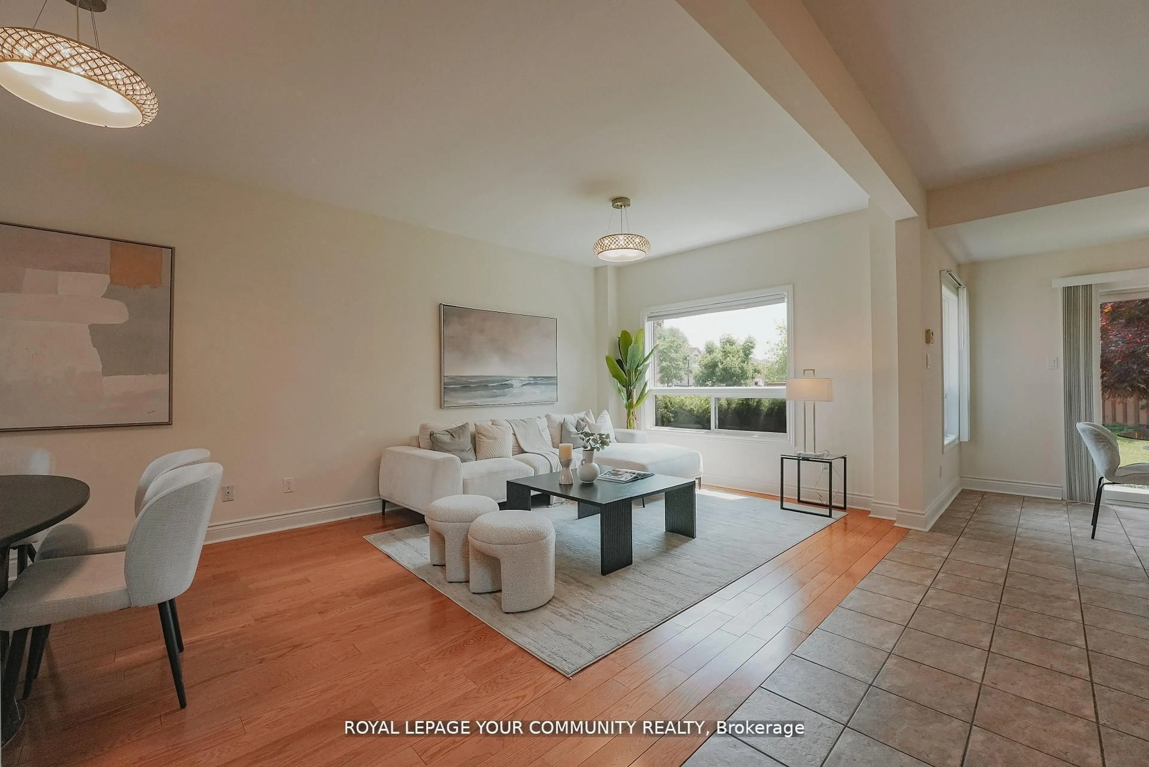 Living room with furniture, ceramic/tile floor for 550 Greig Circ, Newmarket Ontario L3Y 8S6