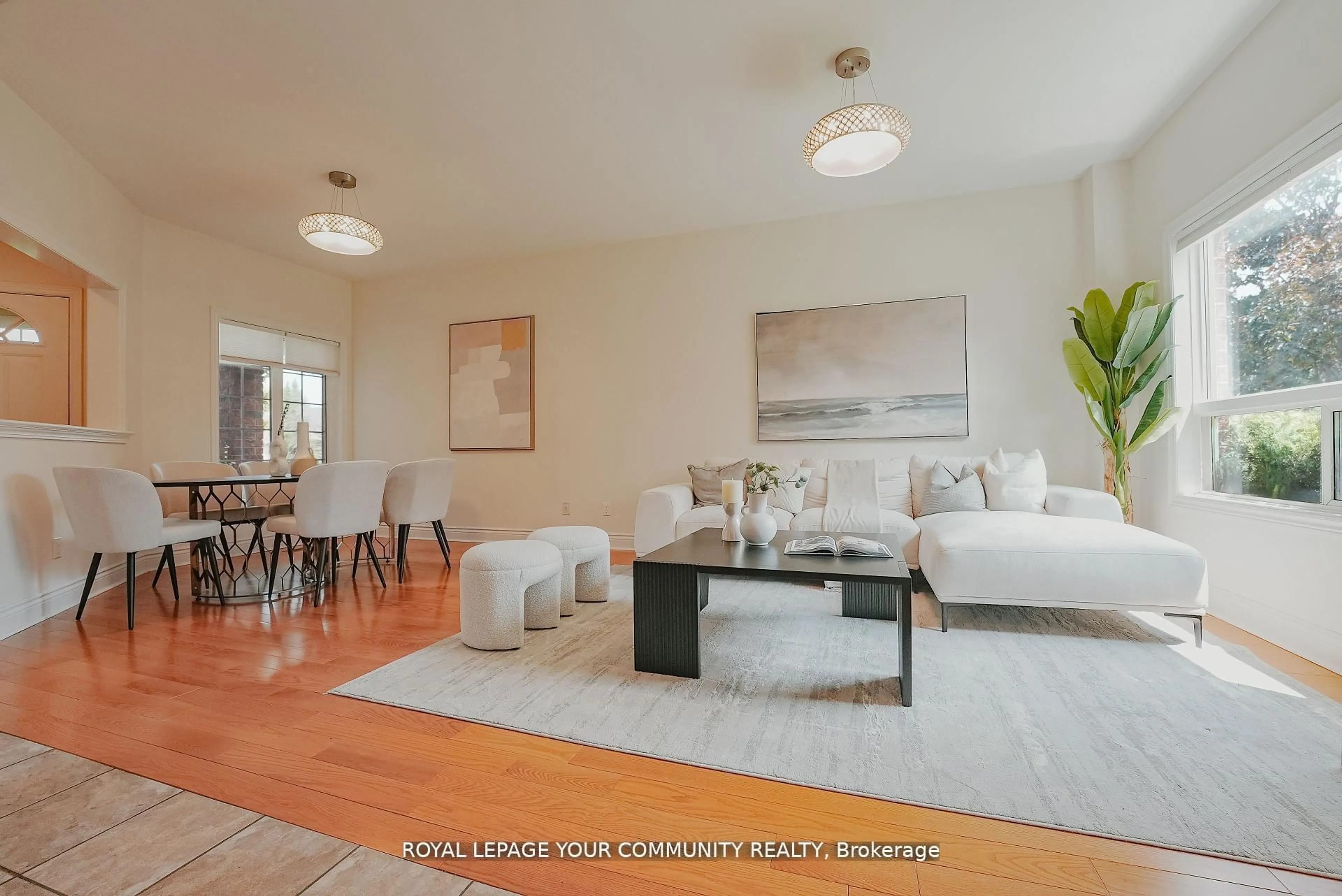 Living room with furniture, unknown for 550 Greig Circ, Newmarket Ontario L3Y 8S6