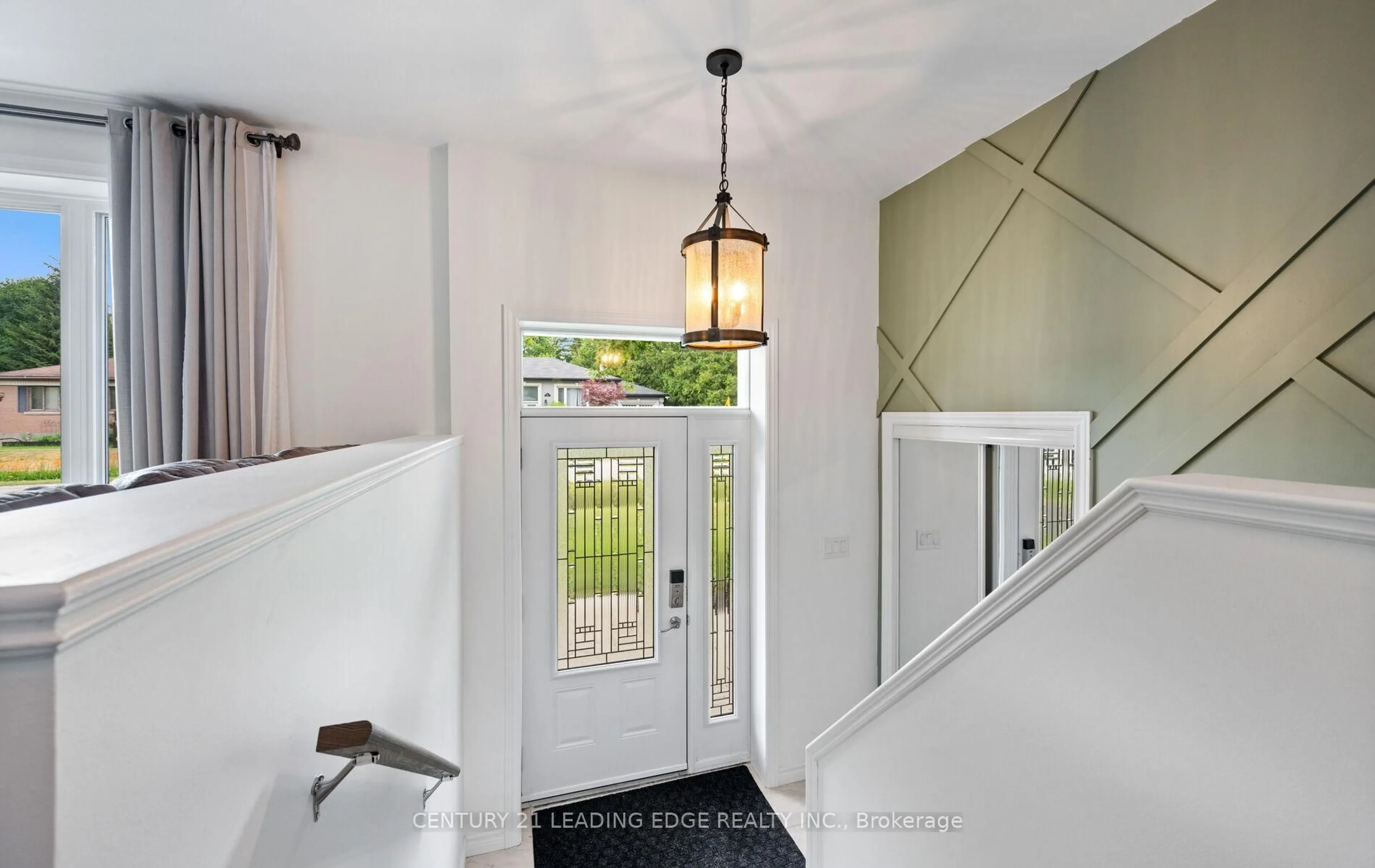 Indoor entryway for 46 William St, New Tecumseth Ontario L9R 1M7