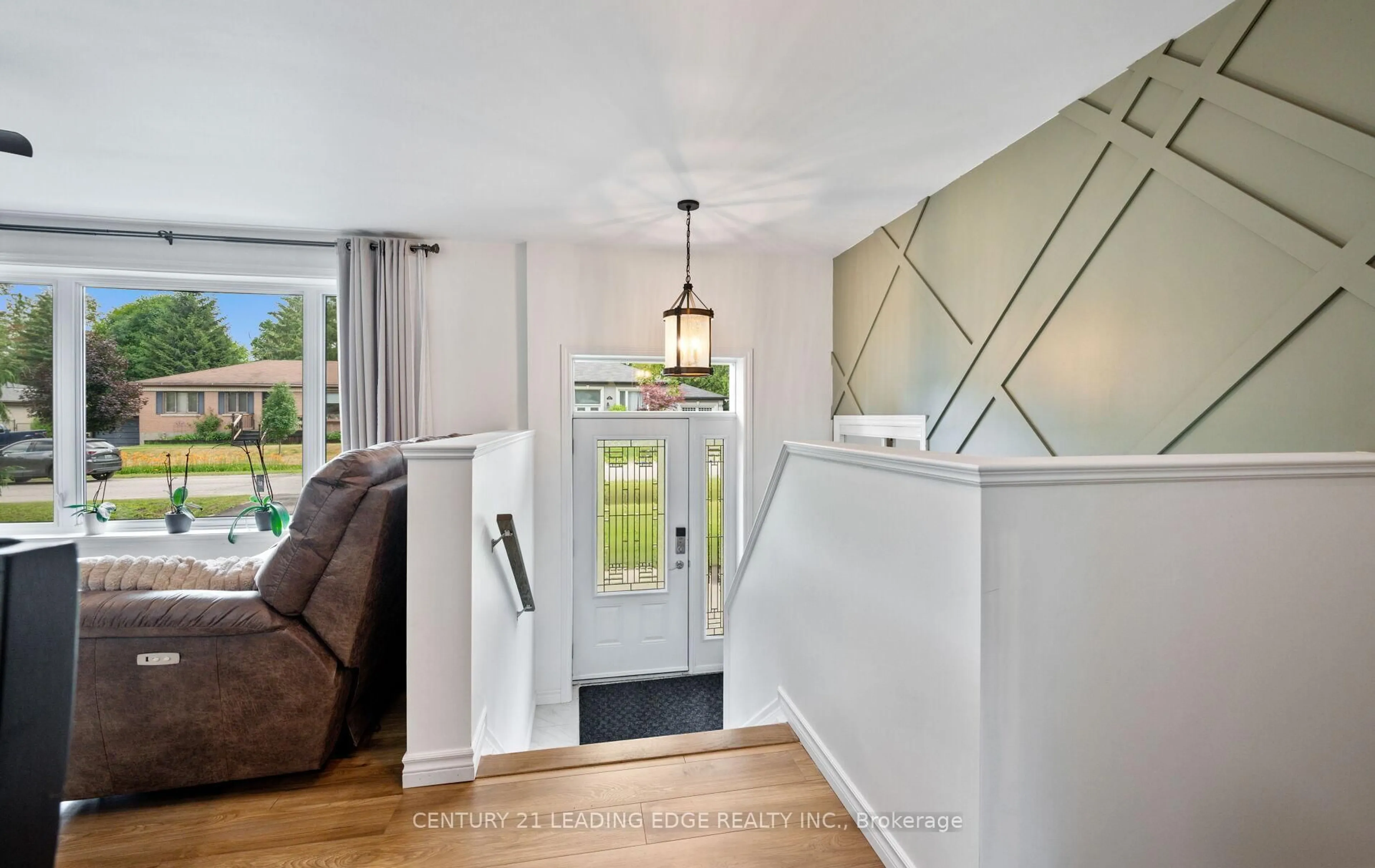 Indoor entryway for 46 William St, New Tecumseth Ontario L9R 1M7