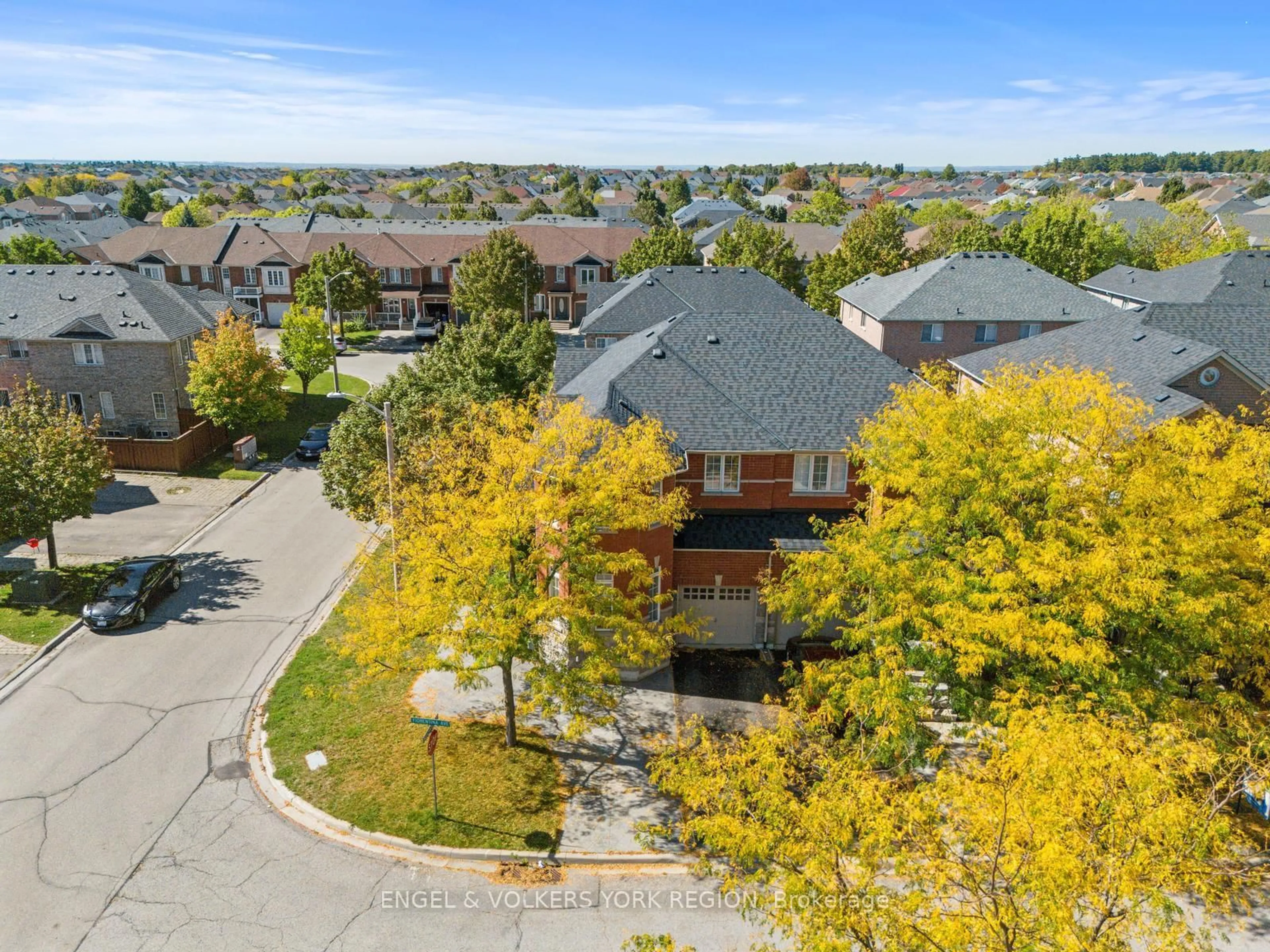 A pic from outside/outdoor area/front of a property/back of a property/a pic from drone, mountain view for 2 Fiorentina Ave, Vaughan Ontario L4H 0P2