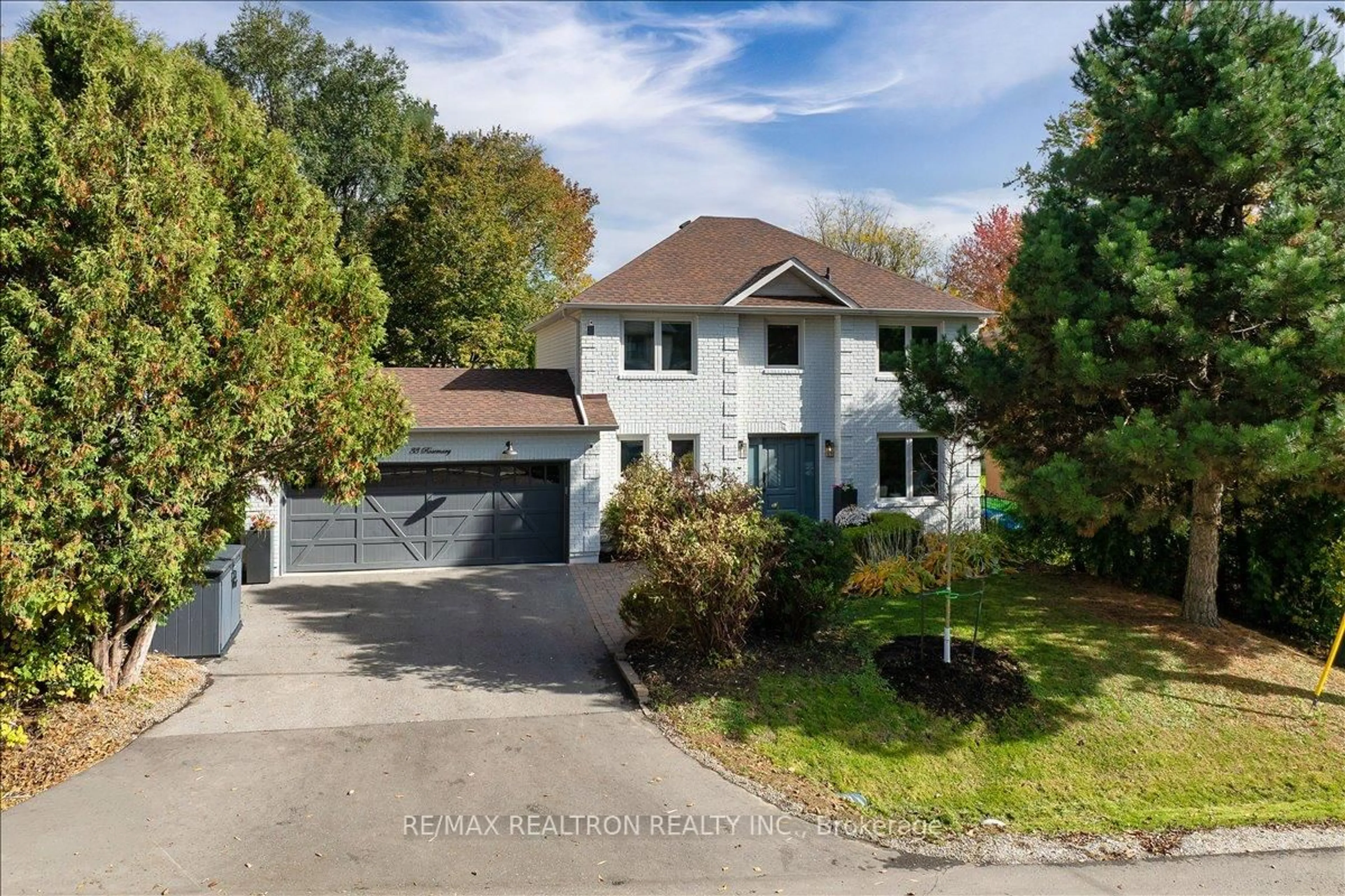 A pic from outside/outdoor area/front of a property/back of a property/a pic from drone, street for 33 Rosemary Ave, Richmond Hill Ontario L4E 3B1