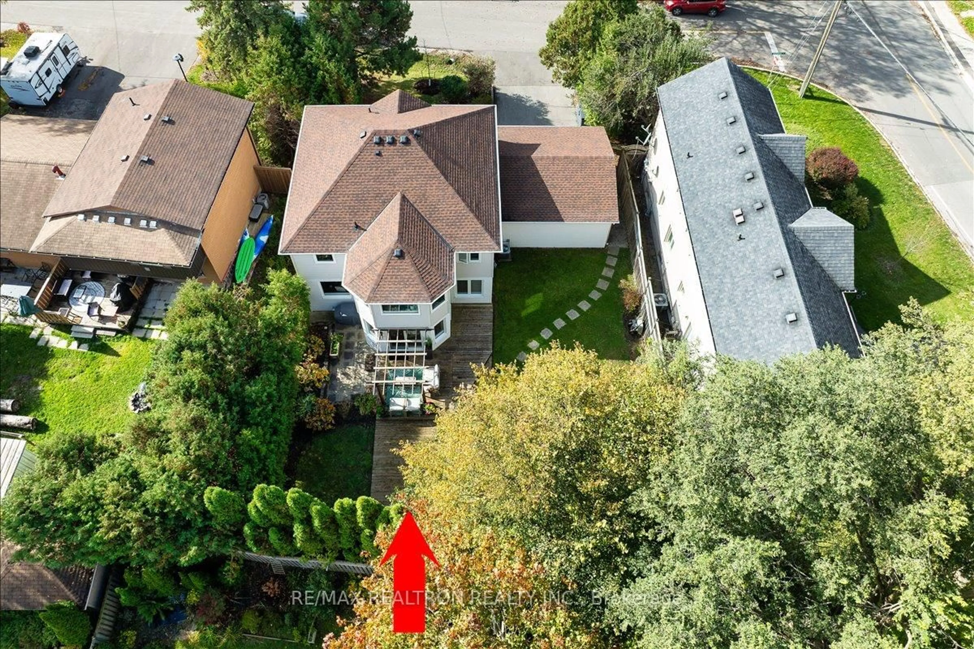 A pic from outside/outdoor area/front of a property/back of a property/a pic from drone, city buildings view from balcony for 33 Rosemary Ave, Richmond Hill Ontario L4E 3B1