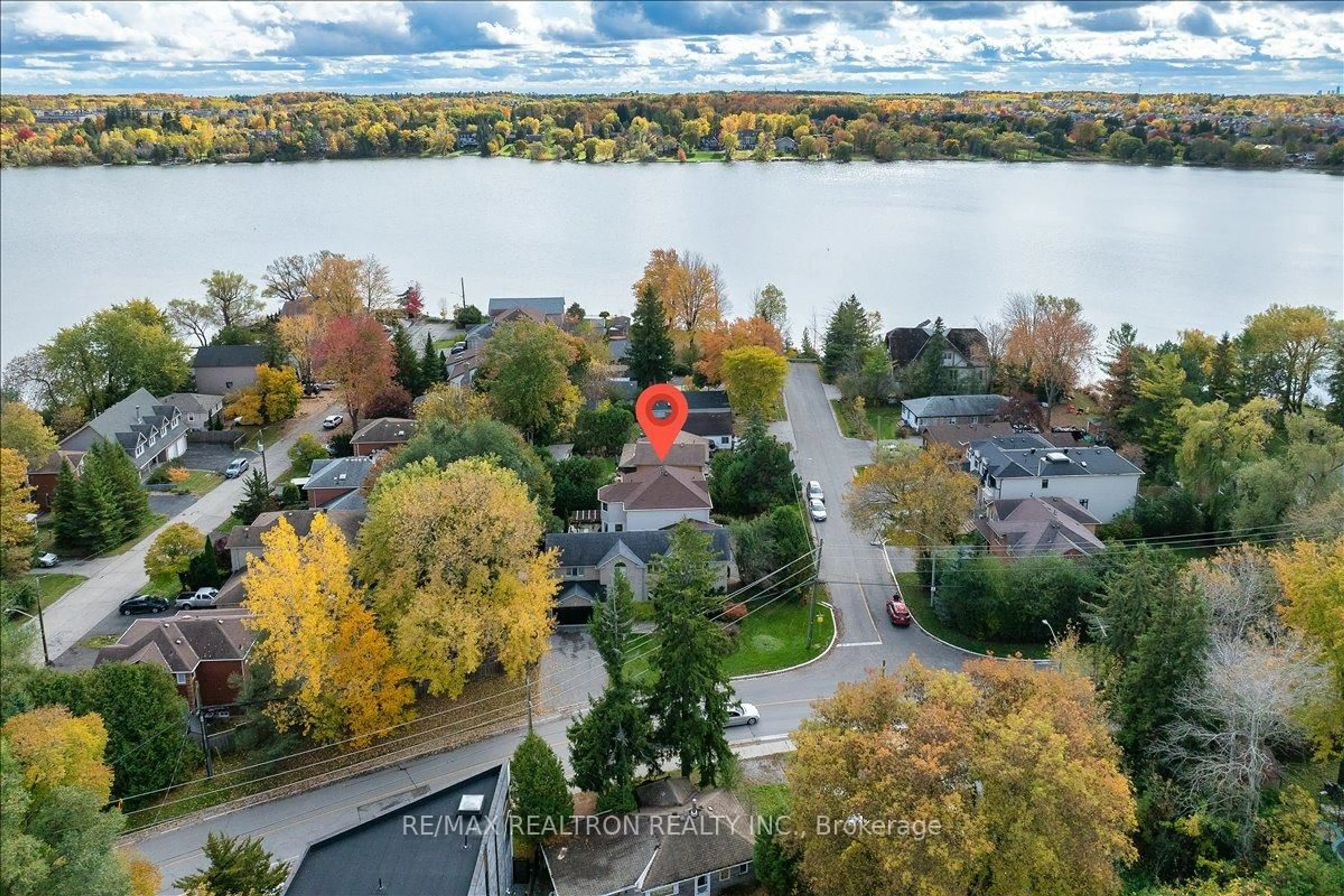 A pic from outside/outdoor area/front of a property/back of a property/a pic from drone, water/lake/river/ocean view for 33 Rosemary Ave, Richmond Hill Ontario L4E 3B1