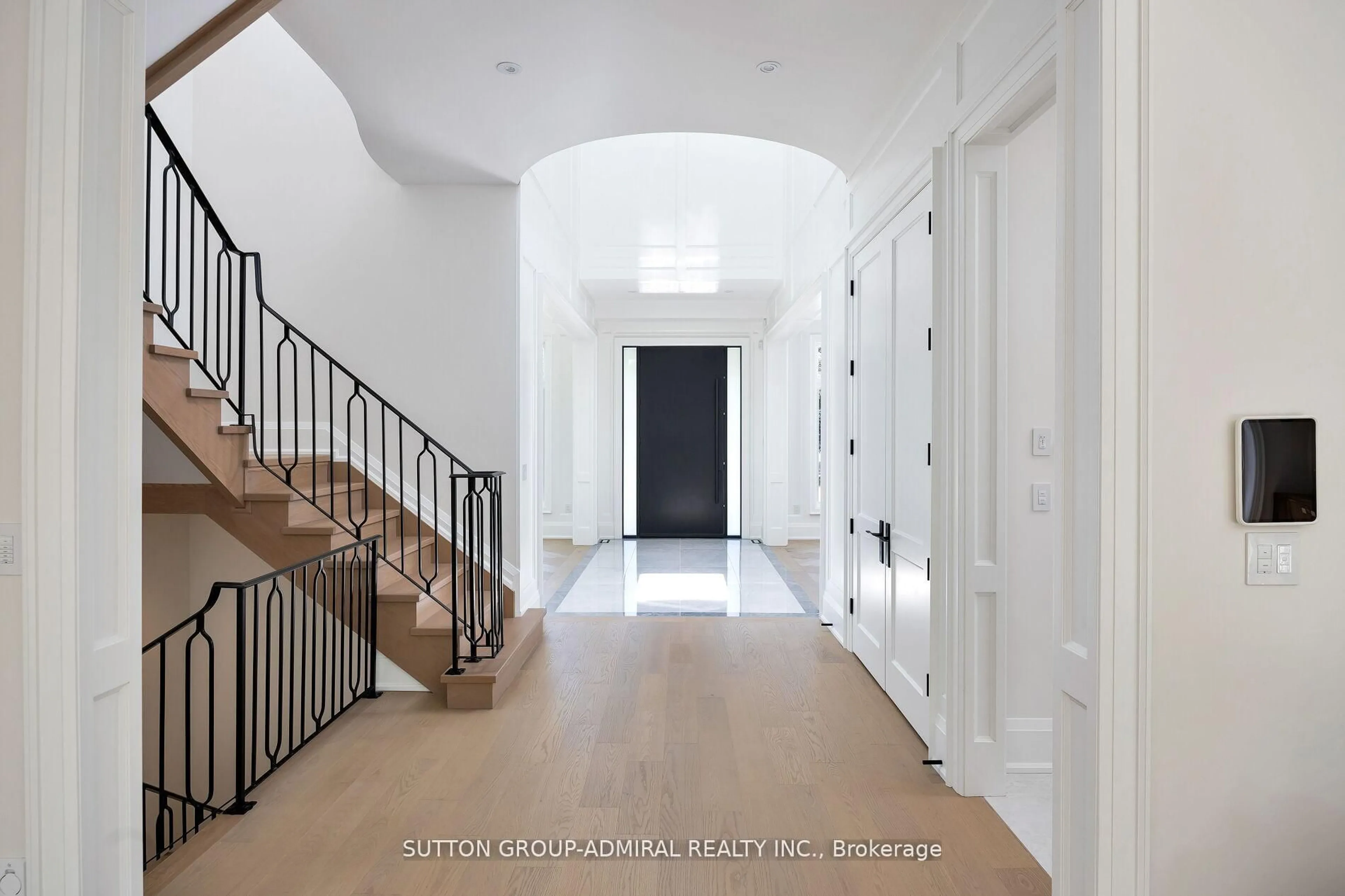 Indoor foyer for 70 Elizabeth Dr, King Ontario L0G 1N0