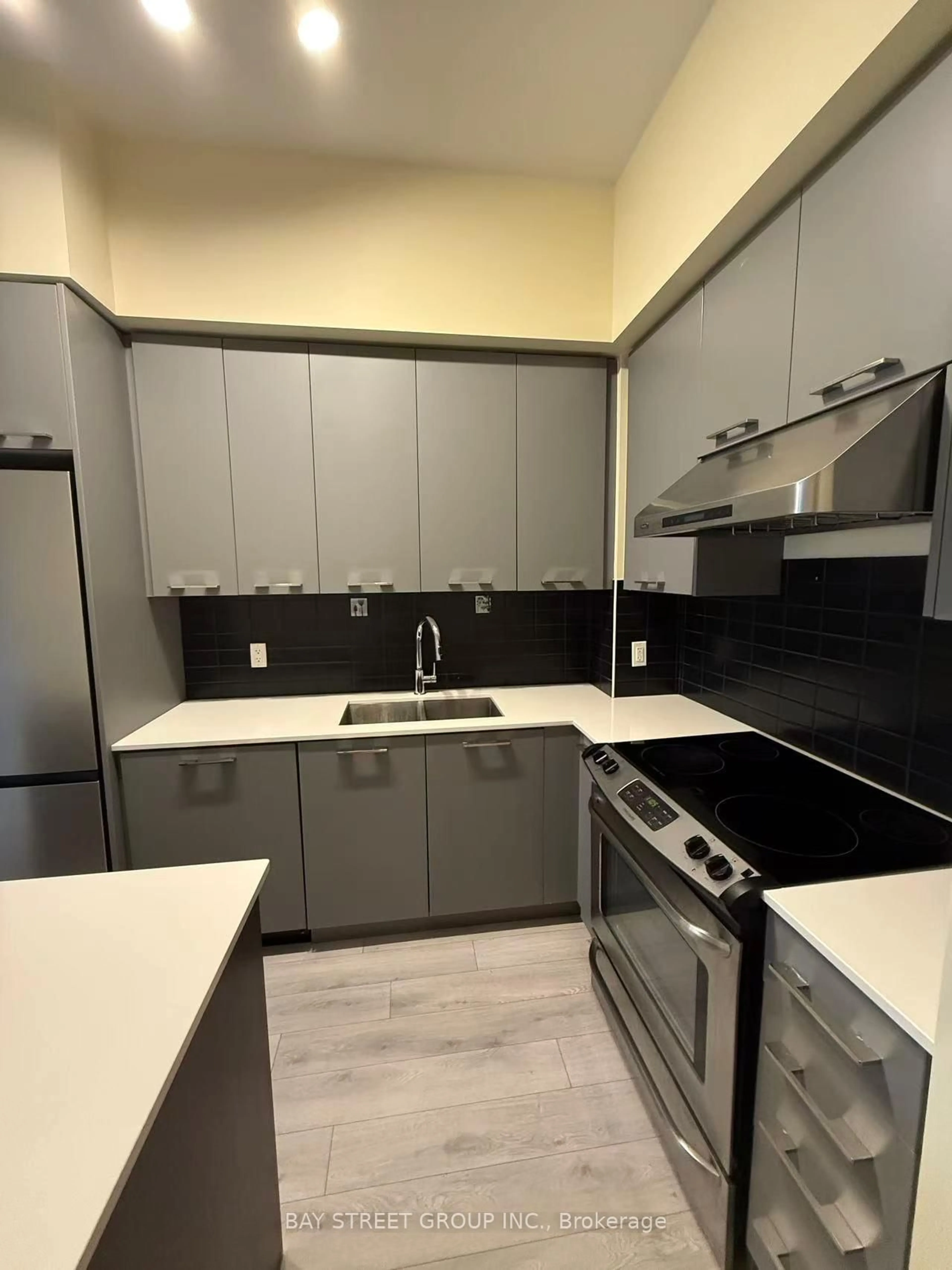 Standard kitchen, unknown for 9471 Yonge St #241, Richmond Hill Ontario L4C 1V4