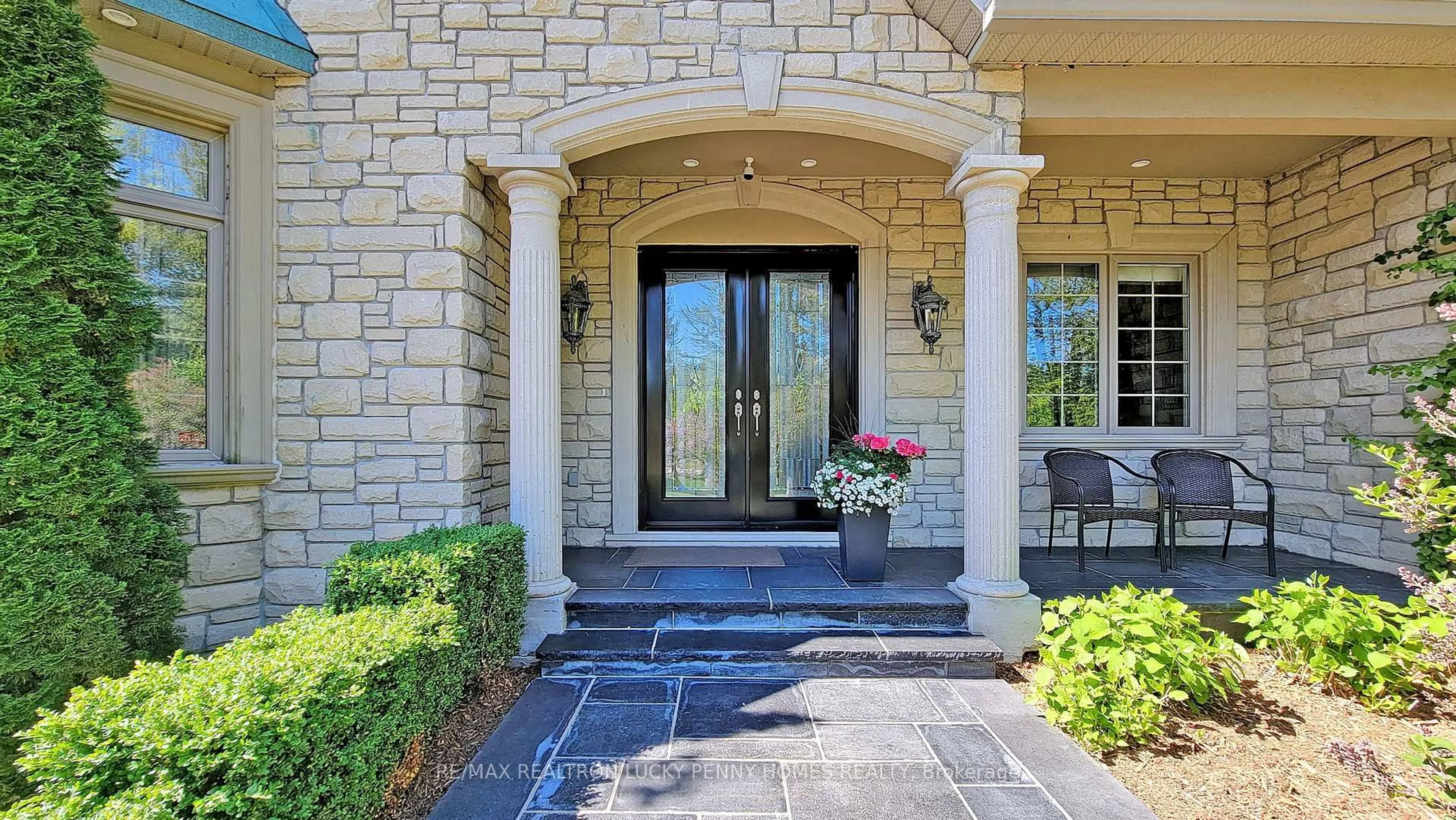 Indoor entryway for 5 Riverstone Crt, East Gwillimbury Ontario L0G 1V0