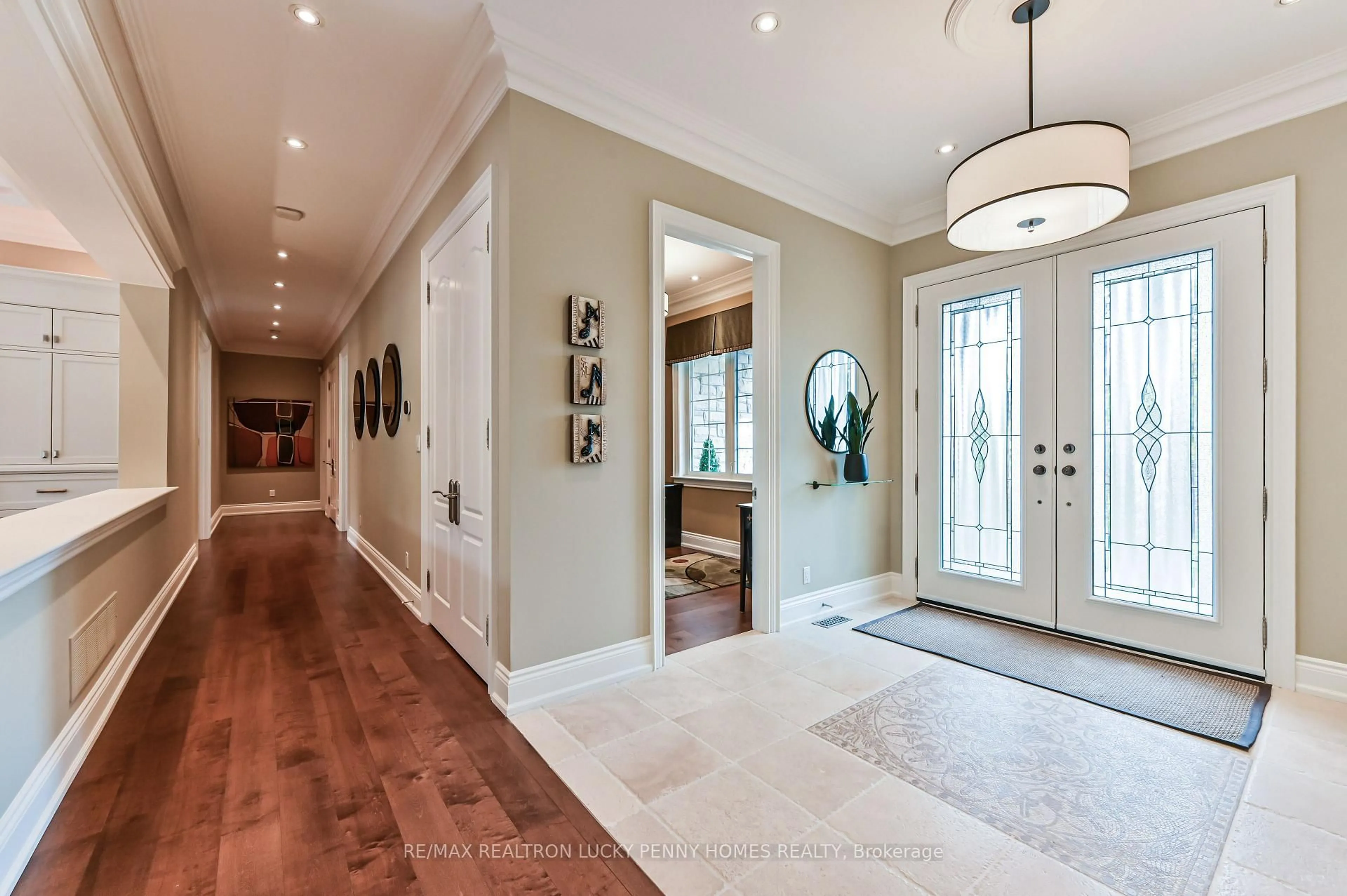 Indoor entryway for 5 Riverstone Crt, East Gwillimbury Ontario L0G 1V0