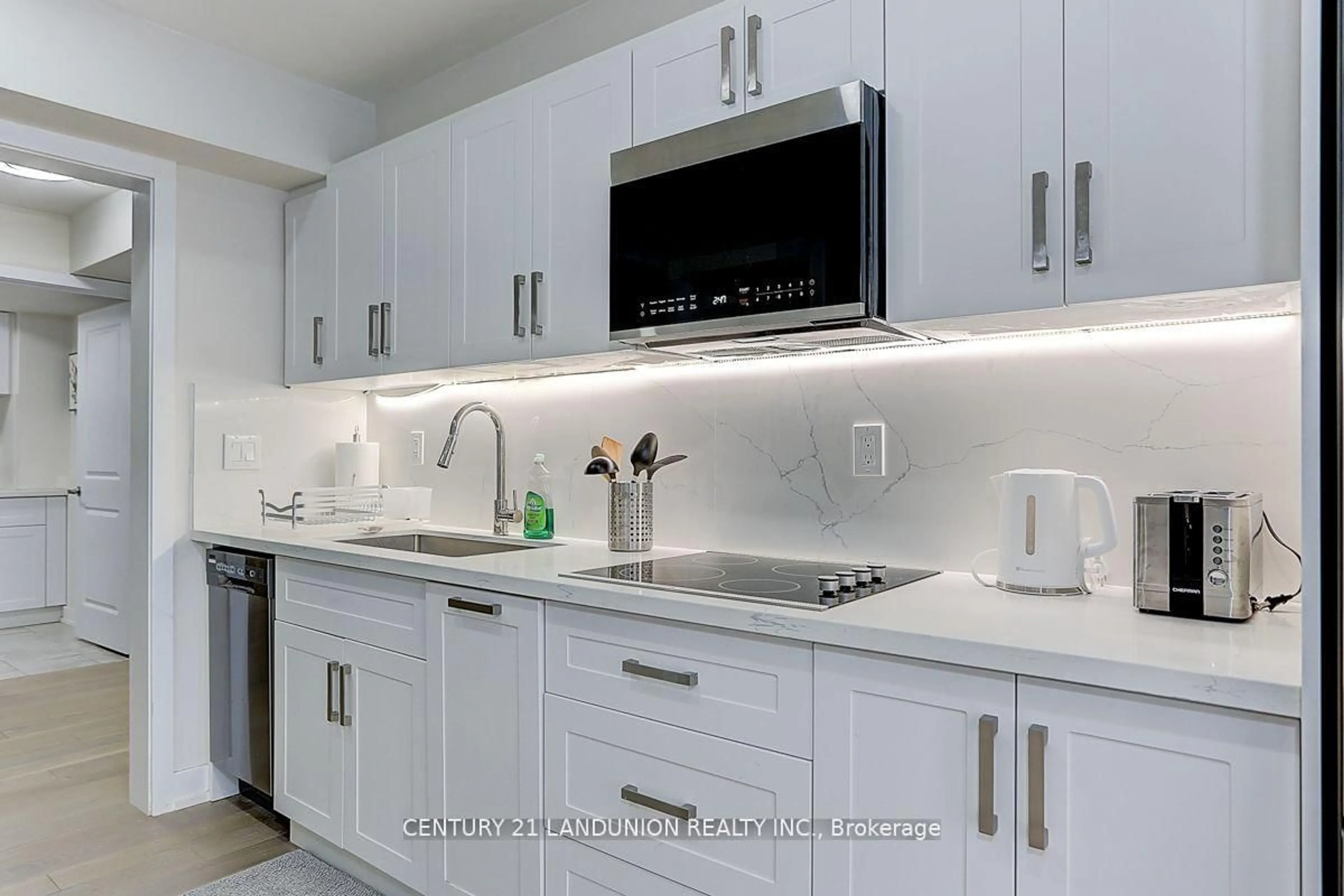 Contemporary kitchen, ceramic/tile floor for 15 Ingersoll Lane, Richmond Hill Ontario L4E 1G9