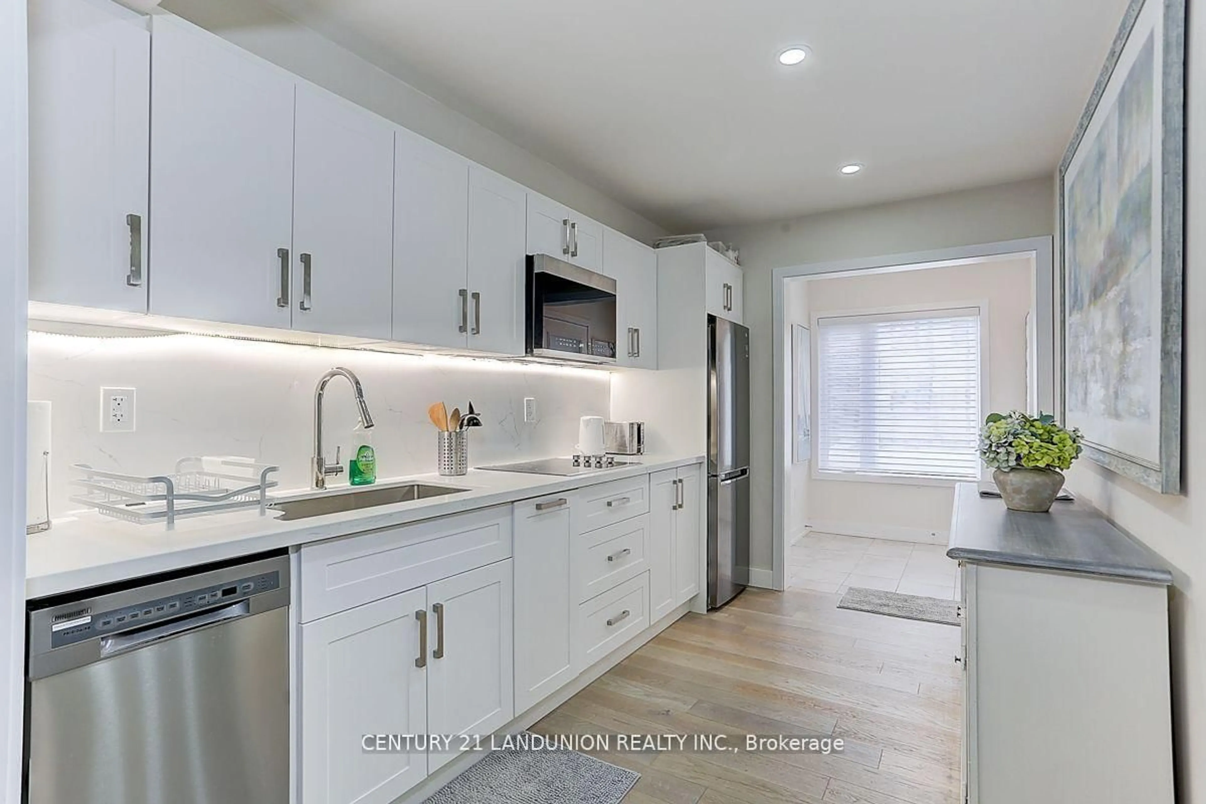 Open concept kitchen, ceramic/tile floor for 15 Ingersoll Lane, Richmond Hill Ontario L4E 1G9