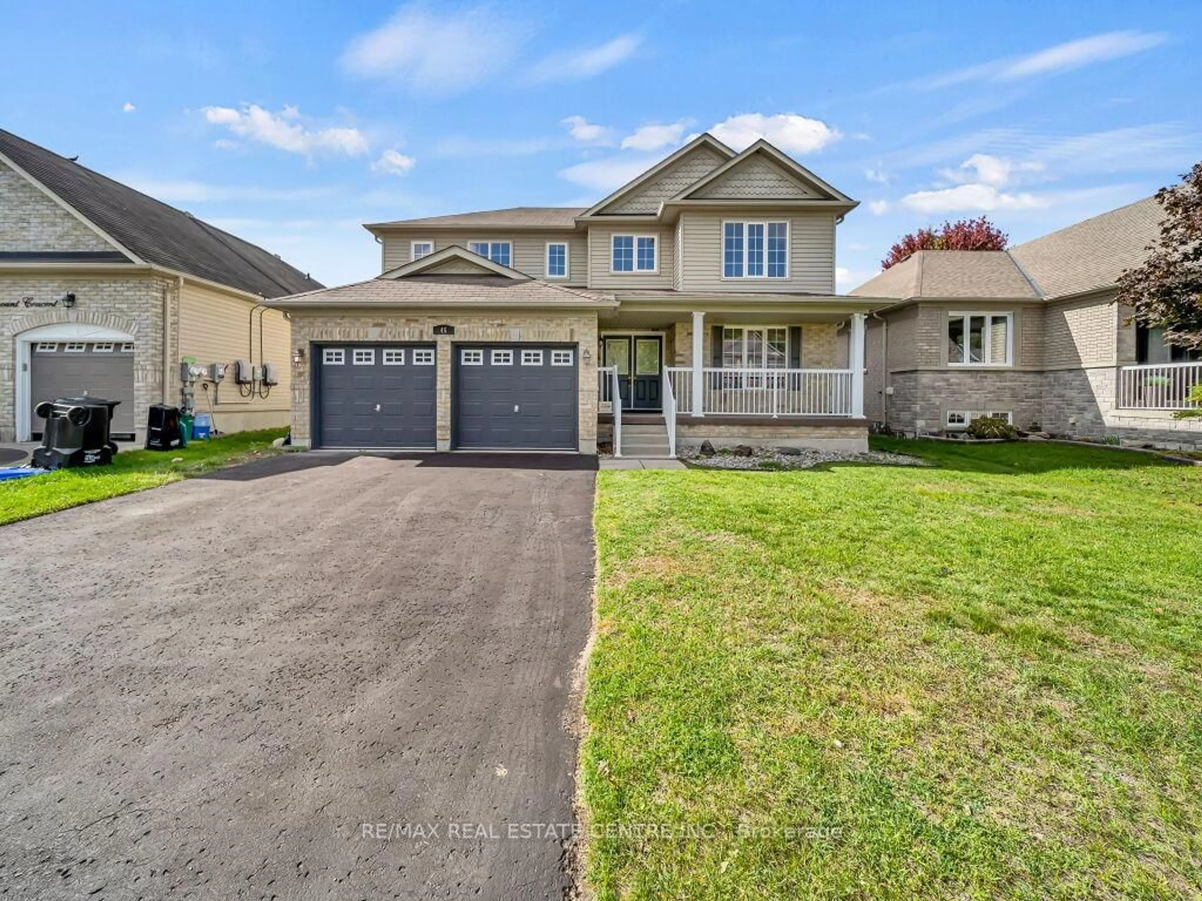 Home with vinyl exterior material, street for 45 Stonemount Cres, Essa Ontario L0M 1B4