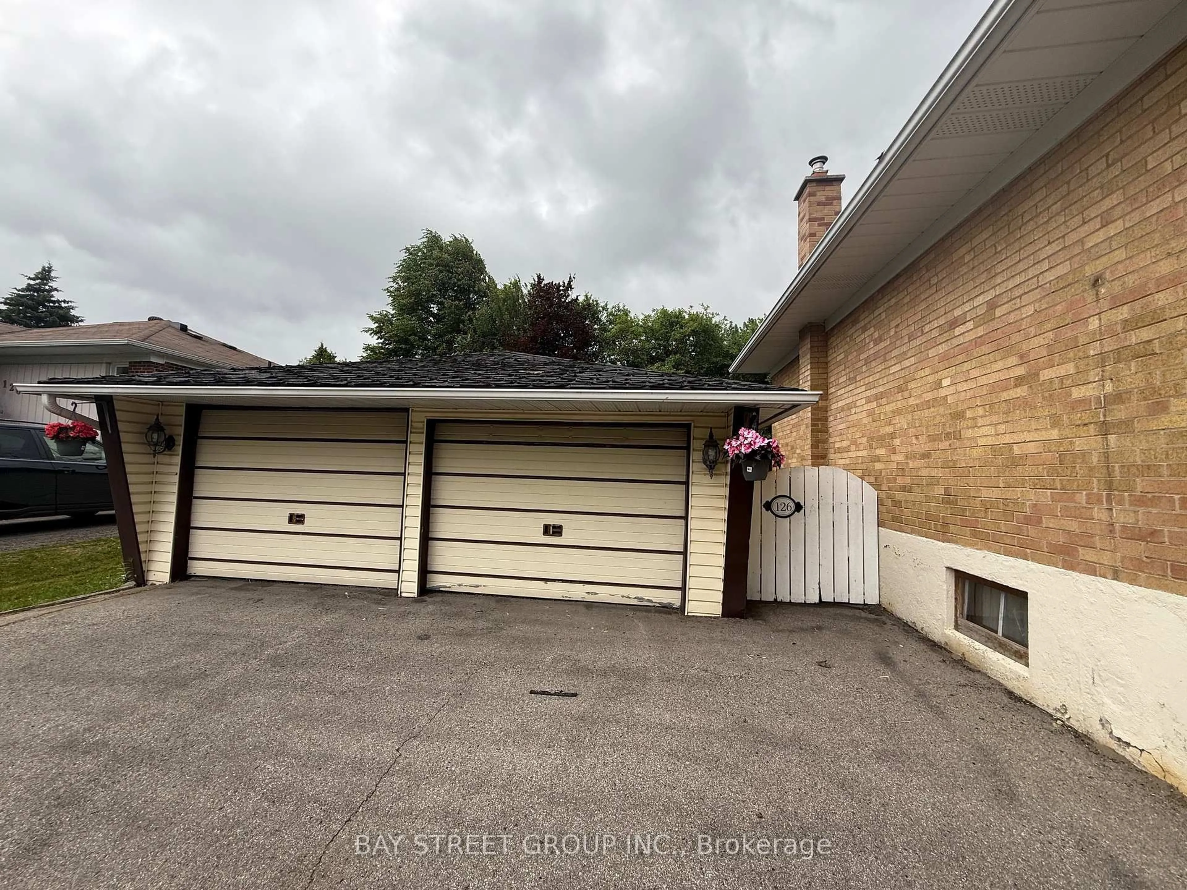 Indoor garage for 126 Cascade Circ, Richmond Hill Ontario L4C 3H7