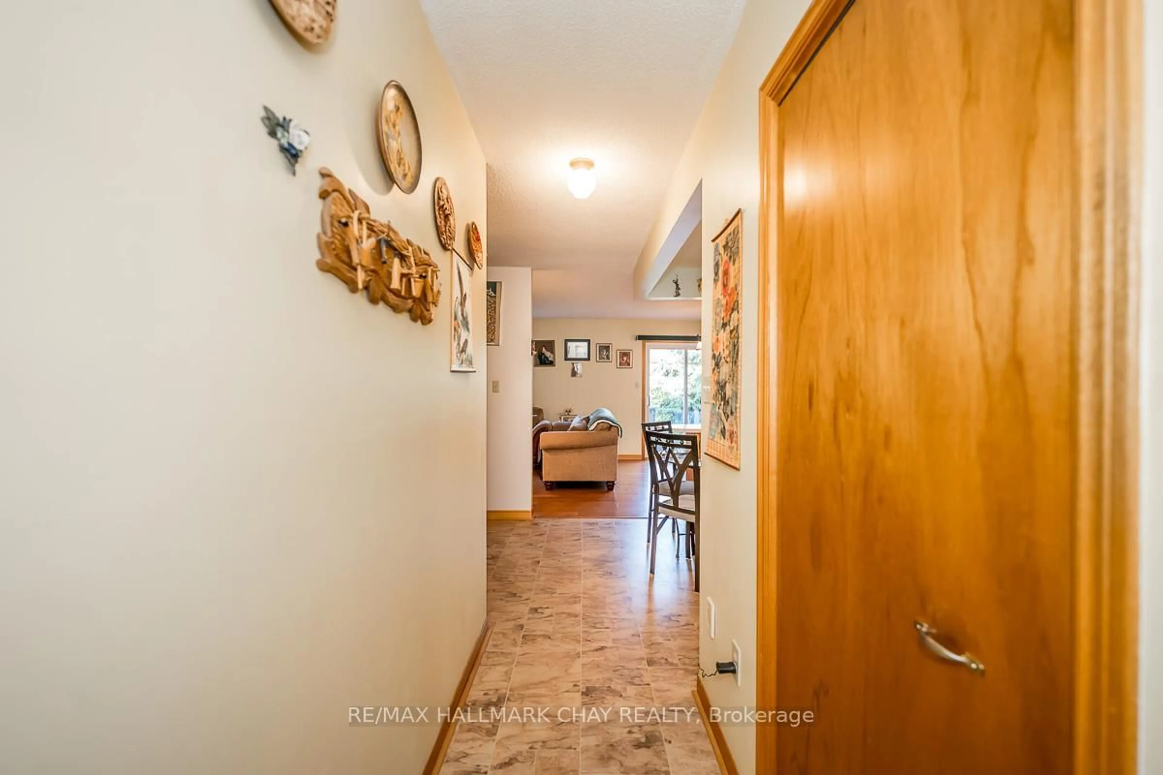 Indoor entryway for 10 Riverley Lane #2, New Tecumseth Ontario L9R 1C5