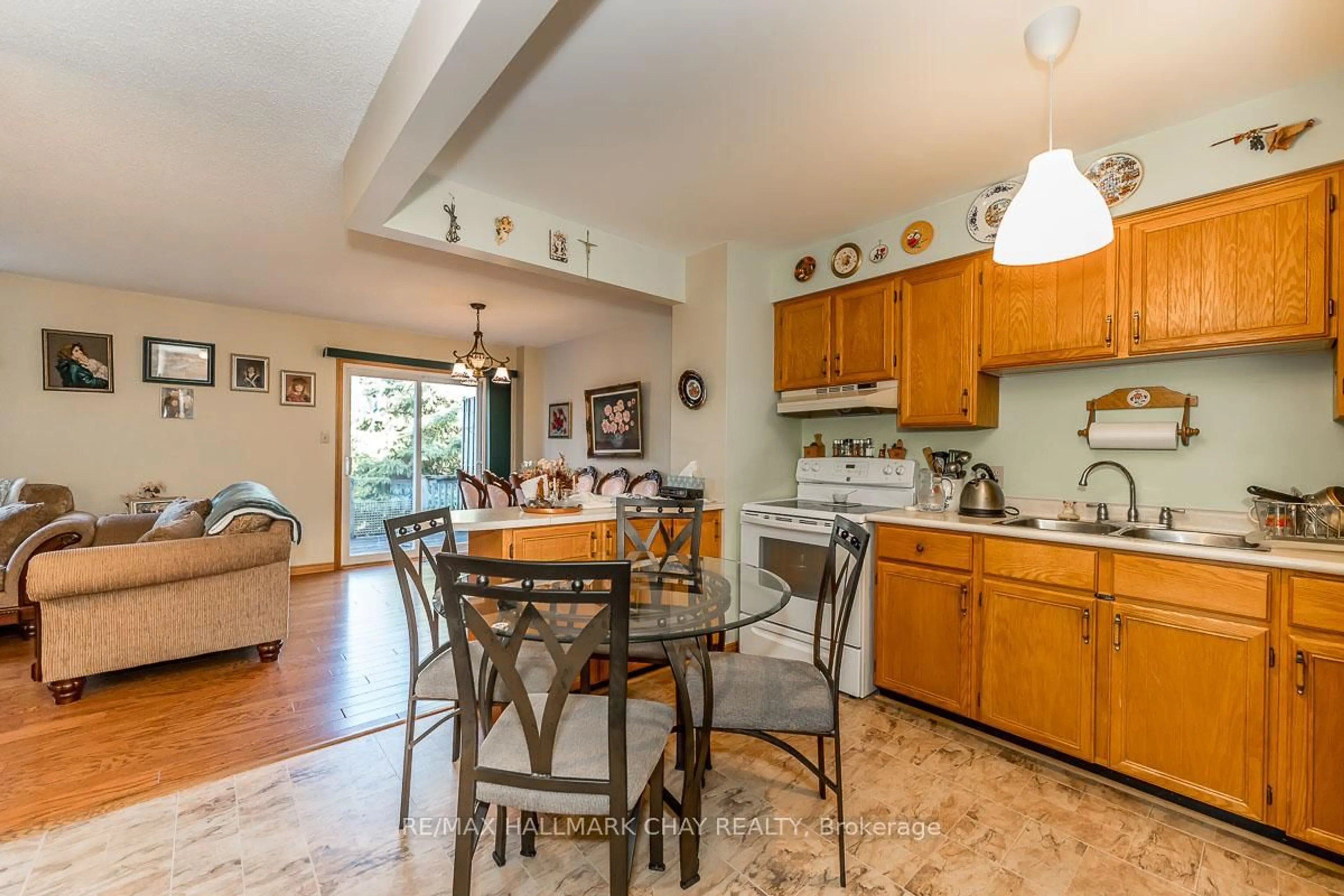 Open concept kitchen, ceramic/tile floor for 10 Riverley Lane #2, New Tecumseth Ontario L9R 1C5