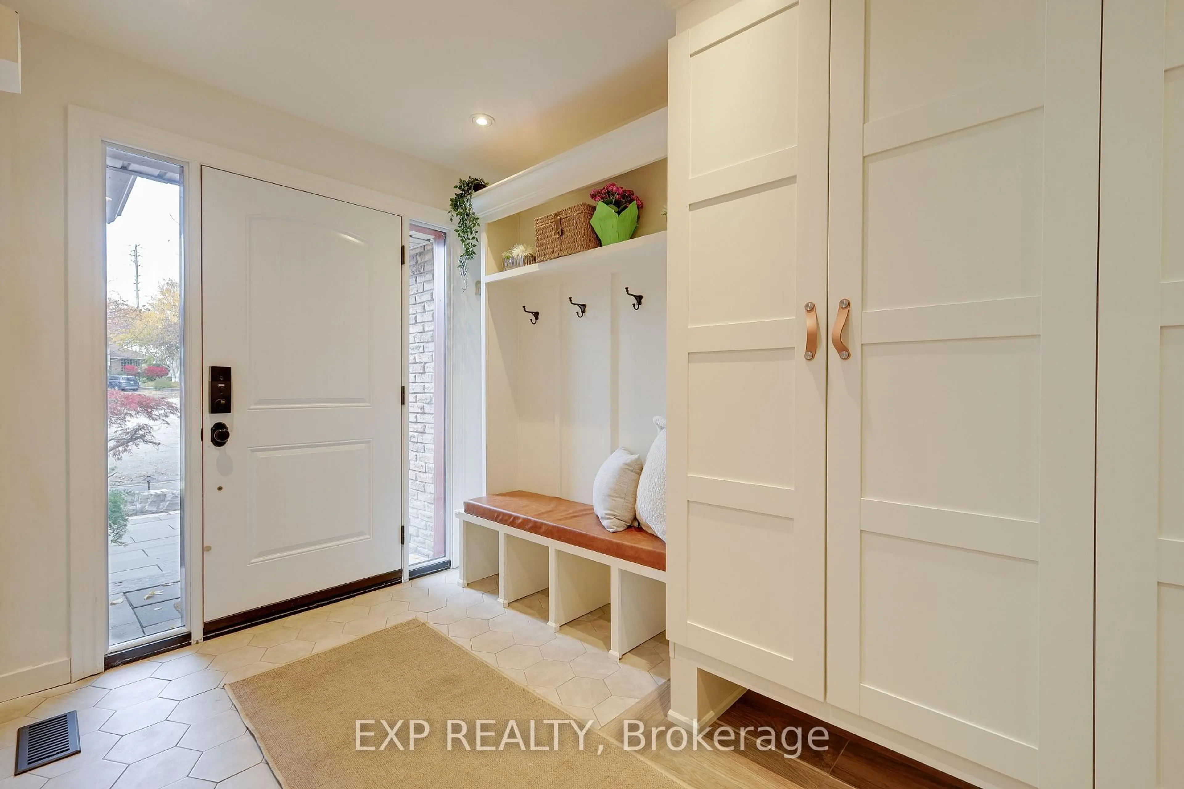 Indoor entryway for 8 Renata Pl, Markham Ontario L3R 2Y1