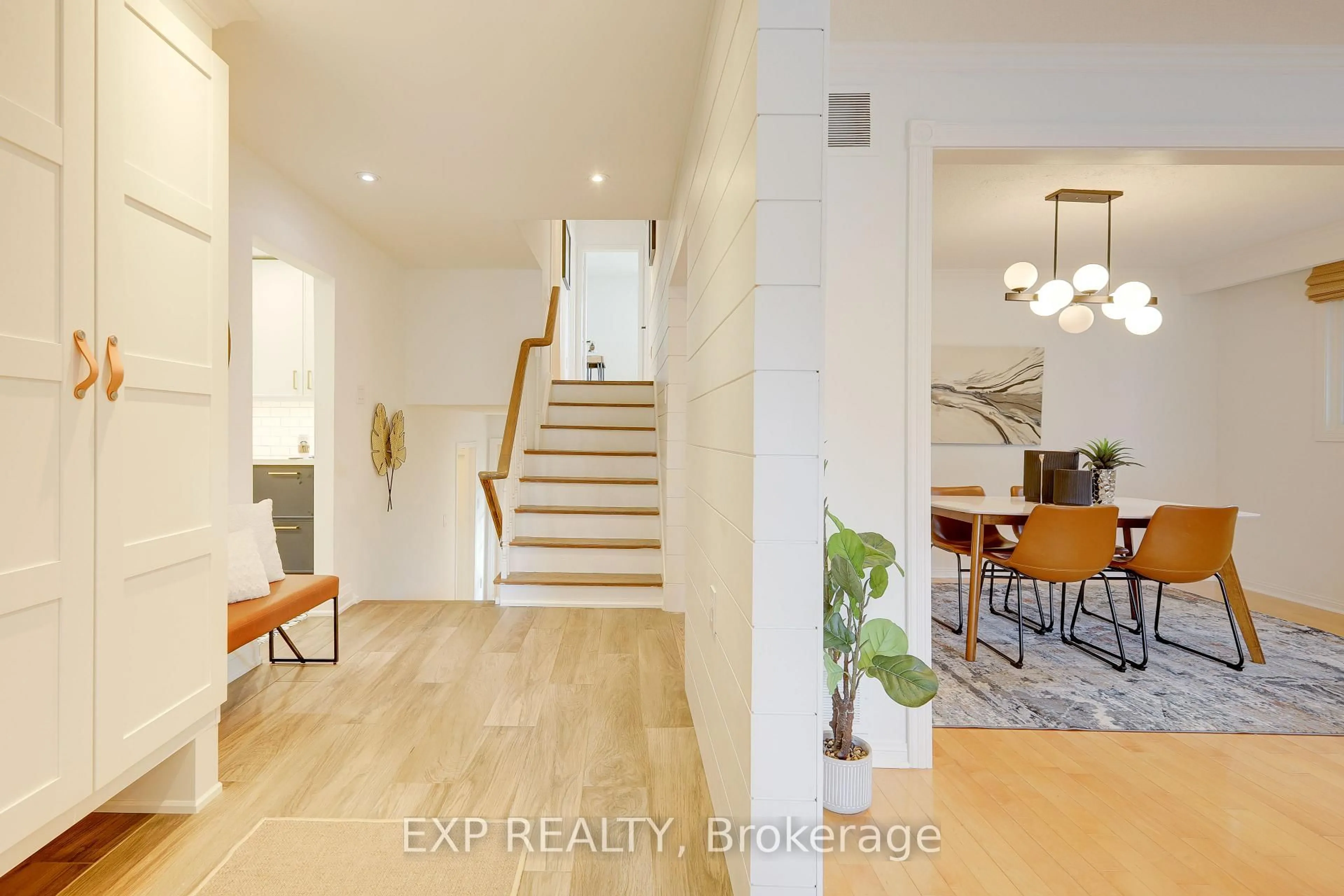 Indoor entryway for 8 Renata Pl, Markham Ontario L3R 2Y1