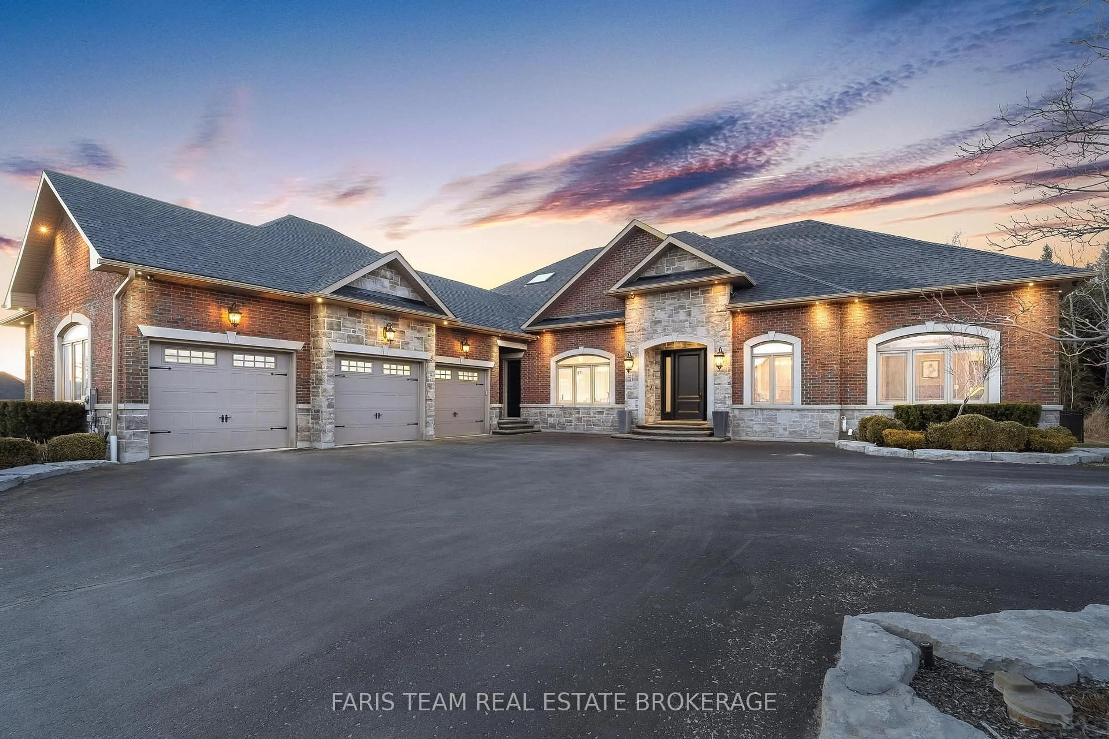 A pic from outside/outdoor area/front of a property/back of a property/a pic from drone, street for 158 Dale Cres, Bradford West Gwillimbury Ontario L0L 1L0