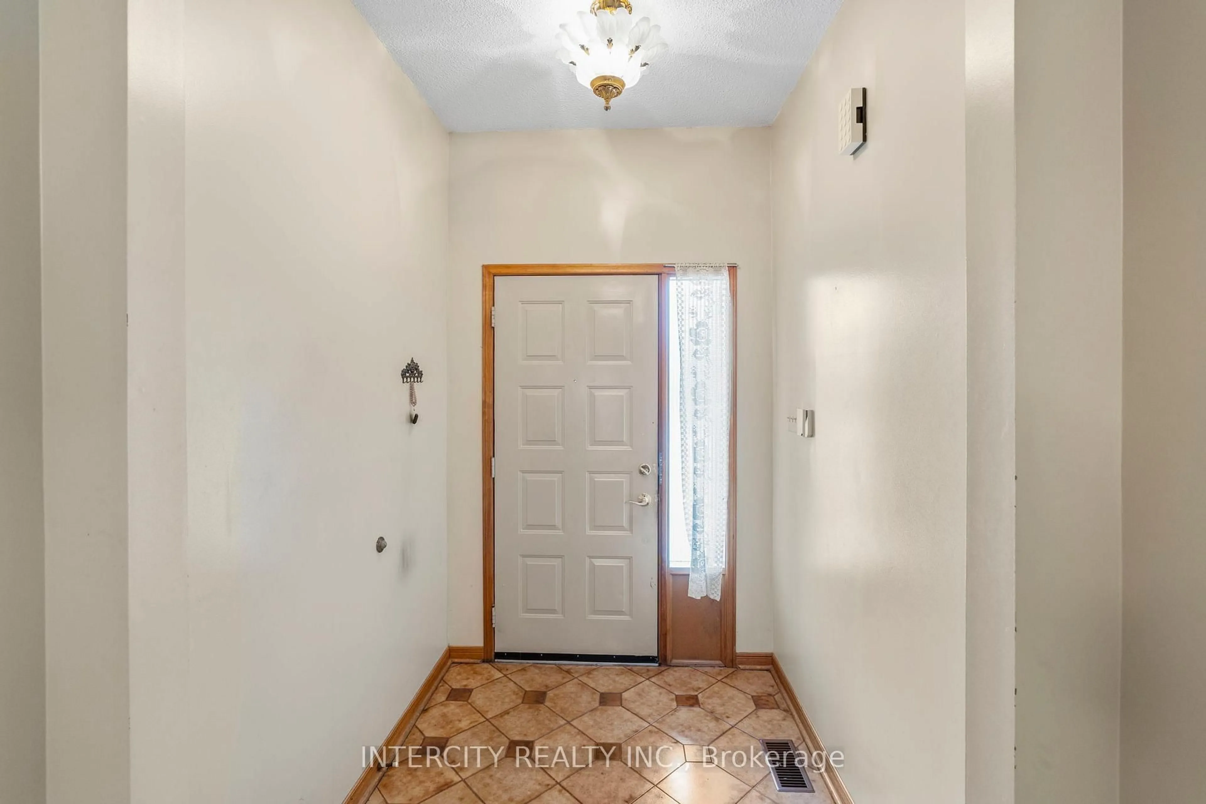 Indoor entryway for 64 Brandy Cres, Vaughan Ontario L4L 3C7